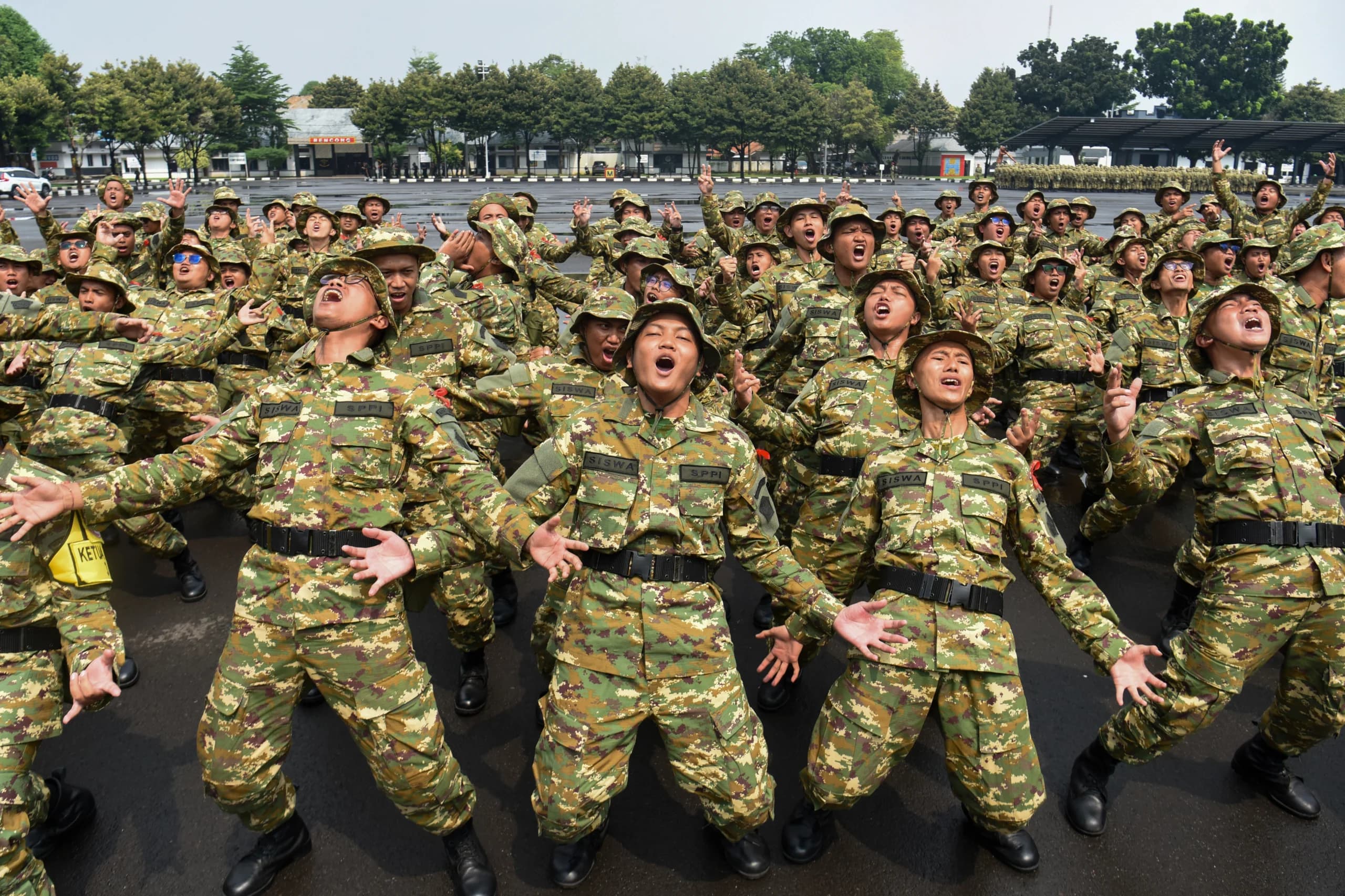 Sejumlah peserta program Sarjana Penggerak Pembangunan Indonesia (SPPI) meneriakkan yel-yel saat mengikuti Pelatihan Dasar Kemiliteran (Latsarmil) calon manajer Koperasi Desa Merah Putih (KDMP) di Brigif 1 Marinir Cilandak, Jakarta, Kamis (25/6/2026). Sejumlah peserta program Sarjana Penggerak Pembangunan Indonesia (SPPI) meneriakkan yel-yel saat mengikuti Pelatihan Dasar Kemiliteran (Latsarmil) calon manajer Koperasi Desa Merah Putih (KDMP) di Brigif 1 Marinir Cilandak, Jakarta, Kamis (25/6/2026).