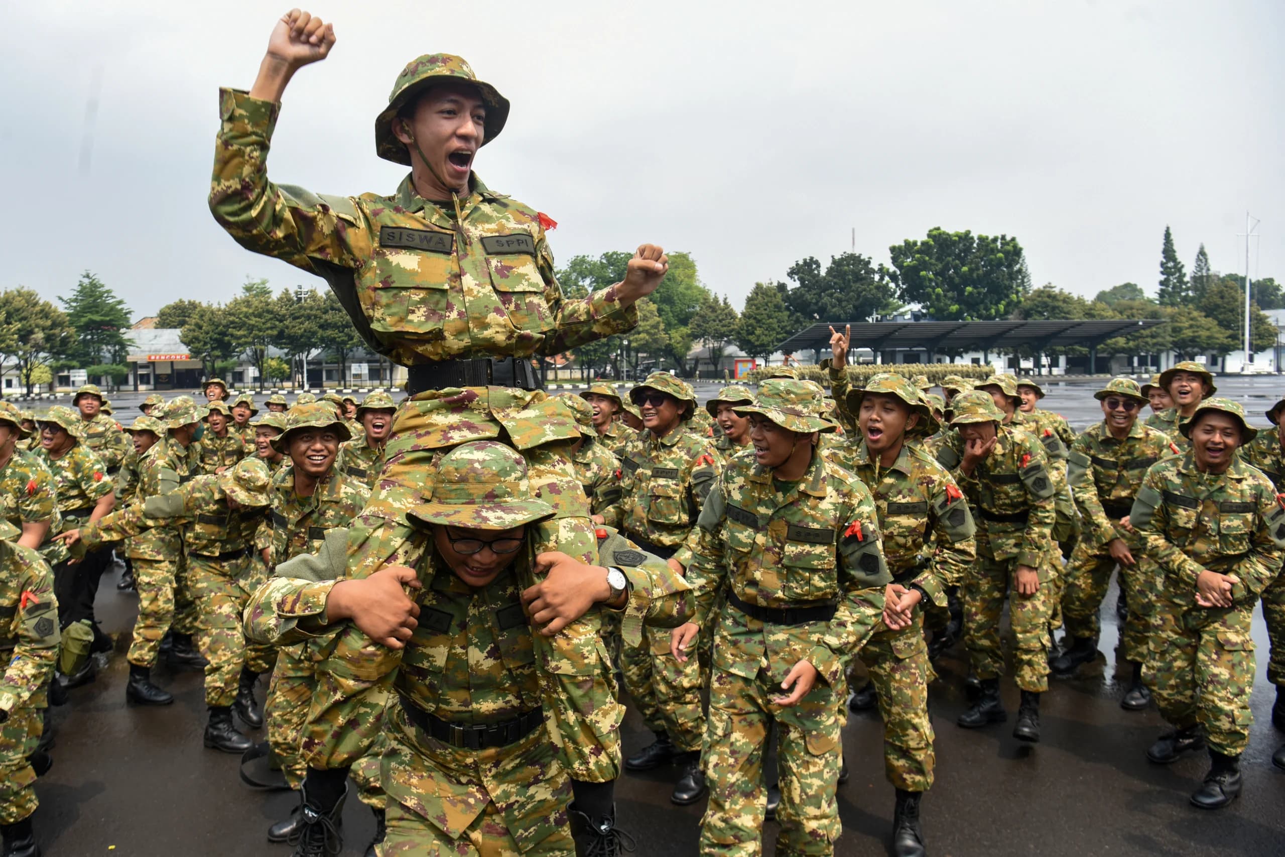 Sejumlah peserta program Sarjana Penggerak Pembangunan Indonesia (SPPI) meneriakkan yel-yel saat mengikuti Pelatihan Dasar Kemiliteran (Latsarmil) calon manajer Koperasi Desa Merah Putih (KDMP) di Brigif 1 Marinir Cilandak, Jakarta, Kamis (25/6/2026). Sejumlah peserta program Sarjana Penggerak Pembangunan Indonesia (SPPI) meneriakkan yel-yel saat mengikuti Pelatihan Dasar Kemiliteran (Latsarmil) calon manajer Koperasi Desa Merah Putih (KDMP) di Brigif 1 Marinir Cilandak, Jakarta, Kamis (25/6/2026).