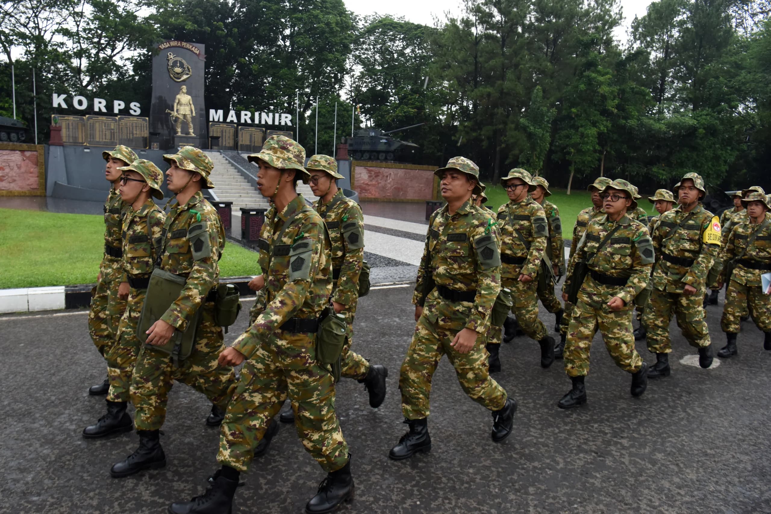 Sejumlah peserta program Sarjana Penggerak Pembangunan Indonesia (SPPI) berlatih Peraturan Baris Berbaris (PBB) saat mengikuti Pelatihan Dasar Kemiliteran (Latsarmil) calon manajer Koperasi Desa Merah Putih (KDMP) di Brigif 1 Marinir Cilandak, Jakarta, Kamis (25/6/2026). Sejumlah peserta program Sarjana Penggerak Pembangunan Indonesia (SPPI) berlatih Peraturan Baris Berbaris (PBB) saat mengikuti Pelatihan Dasar Kemiliteran (Latsarmil) calon manajer Koperasi Desa Merah Putih (KDMP) di Brigif 1 Marinir Cilandak, Jakarta, Kamis (25/6/2026).