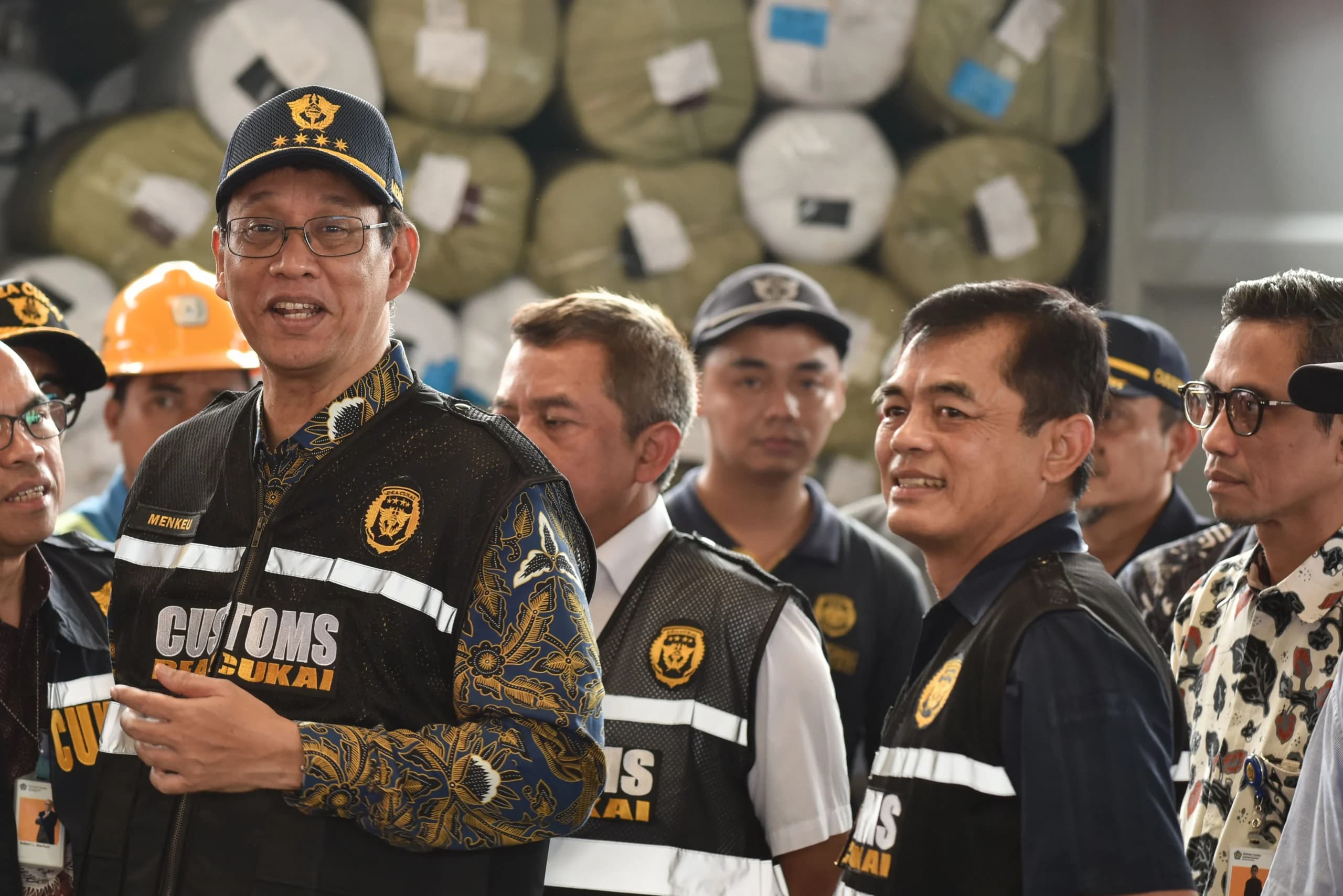 Menteri Keuangan Purbaya Yudhi Sadewa (kiri) didampingi Direktur Jenderal Bea Cukai Djaka Budi Utama (kedua kanan) saat meninjau Pelabuhan Tanjung Priok, Jakarta, Sabtu (6/6/2026). Menteri Keuangan Purbaya Yudhi Sadewa (kiri) didampingi Direktur Jenderal Bea Cukai Djaka Budi Utama (kedua kanan) saat meninjau Pelabuhan Tanjung Priok, Jakarta, Sabtu (6/6/2026).