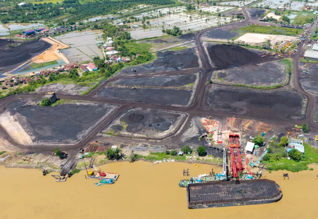 Foto udara suasana bongkar muat di tempat penampungan sementara batu bara di Keramasan, Kertapati, Palembang, Sumatera Selatan, Rabu (6/5/2026). (Sumber: Antara Foto/Nova Wahyudi/YU) Foto udara suasana bongkar muat di tempat penampungan sementara batu bara di Keramasan, Kertapati, Palembang, Sumatera Selatan, Rabu (6/5/2026). (Sumber: Antara Foto/Nova Wahyudi/YU)