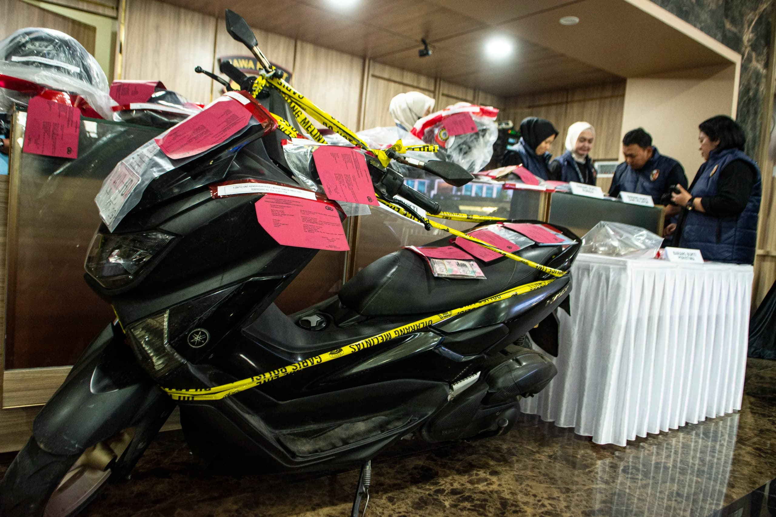Polisi menyiapkan sejumlah barang bukti kasus penyekapan dan penganiayaan berat saat konferensi pers di Mapolda Jabar, Bandung, Jawa Barat, Jumat (26/6/2026). Polisi menyiapkan sejumlah barang bukti kasus penyekapan dan penganiayaan berat saat konferensi pers di Mapolda Jabar, Bandung, Jawa Barat, Jumat (26/6/2026).