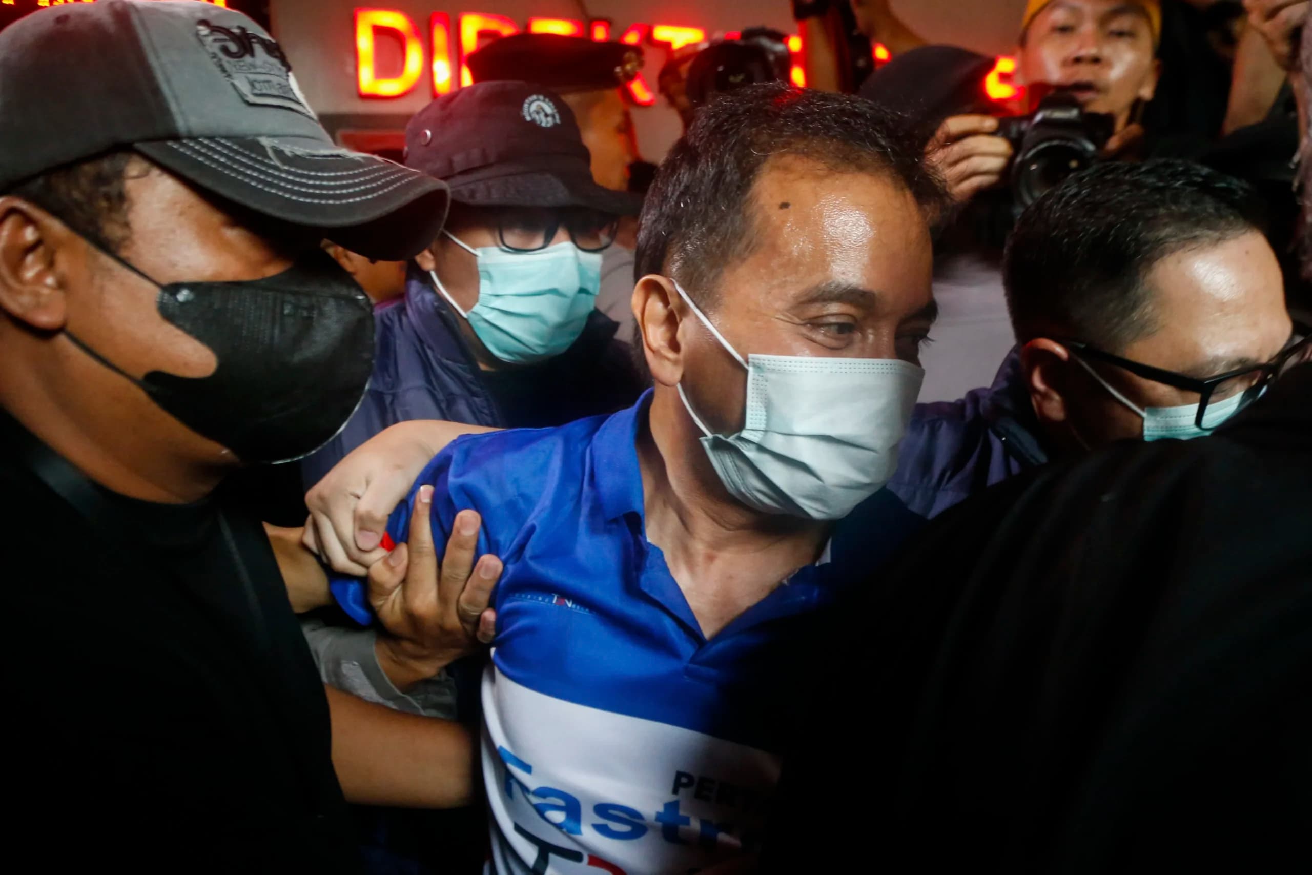 Polda Metro Jaya menahan Roy Suryo sebagai tersangka kasus dugaan fitnah dan pencemaran nama baik terkait keaslian ijazah Presiden ke-7 RI Joko Widodo. (Sumber: Antara Foto/Bintang Pamungkas) Polda Metro Jaya menahan Roy Suryo sebagai tersangka kasus dugaan fitnah dan pencemaran nama baik terkait keaslian ijazah Presiden ke-7 RI Joko Widodo. (Sumber: Antara Foto/Bintang Pamungkas)