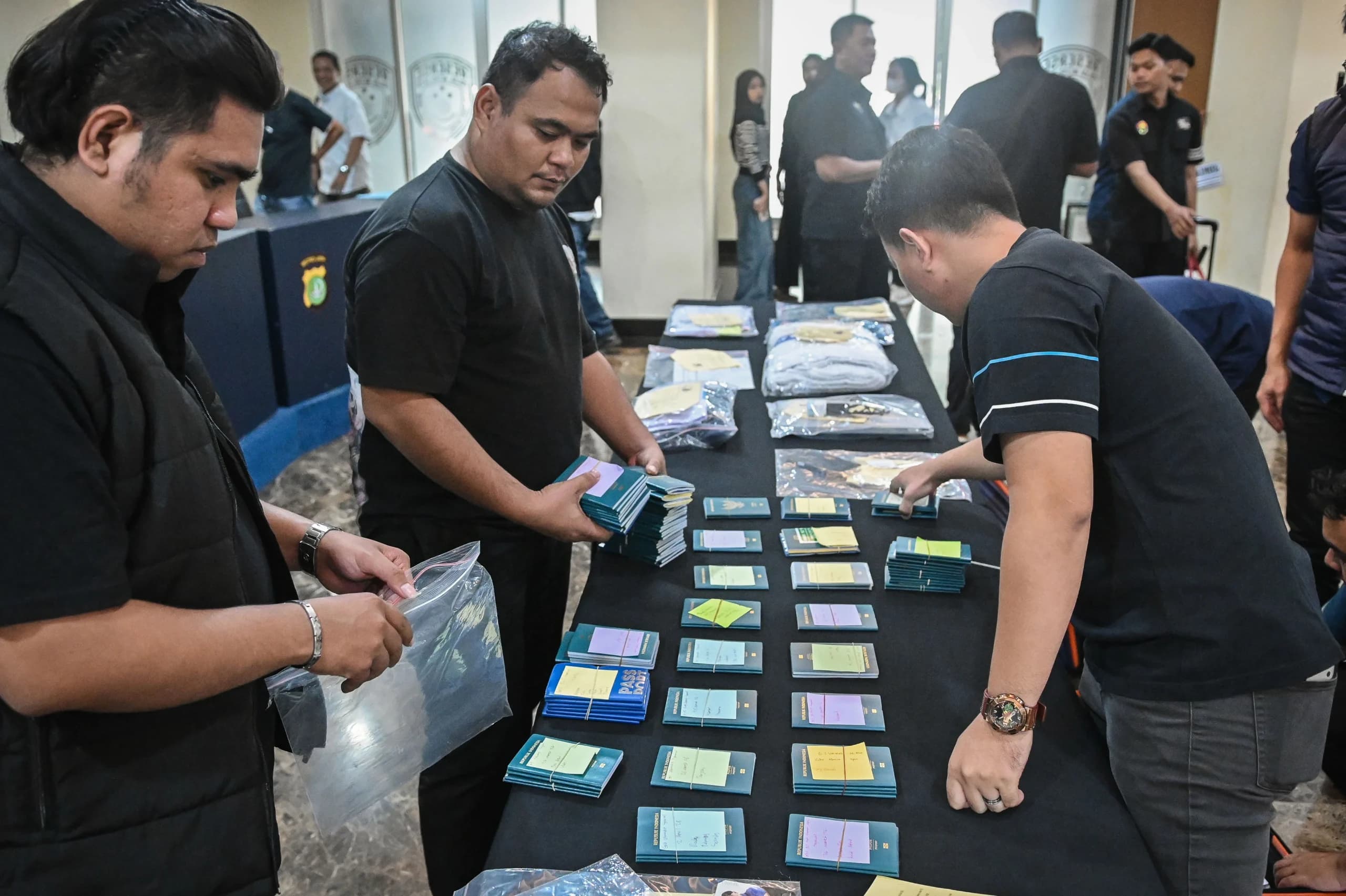 Petugas merapikan barang bukti kasus penipuan perjalanan umrah Hanania Group saat rilis di Polda Metro Jaya, Jakarta, Selasa (2/6/2026). Petugas merapikan barang bukti kasus penipuan perjalanan umrah Hanania Group saat rilis di Polda Metro Jaya, Jakarta, Selasa (2/6/2026).