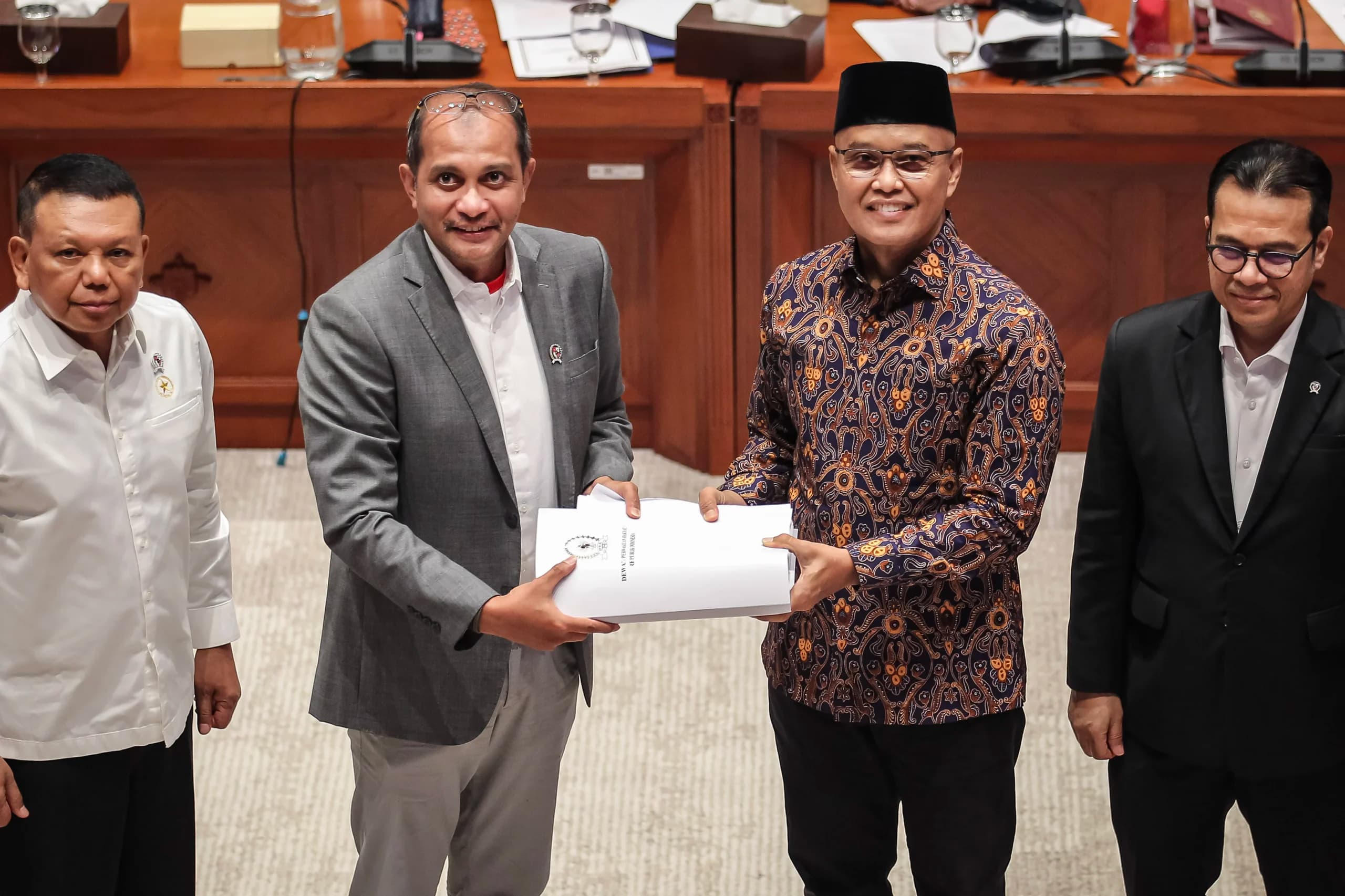 Wakil Ketua Komisi I DPR Sukamta (kedua kanan) menyerahkan Daftar Inventarisasi Masalah (DIM) kepada Wakil Menteri Hukum Edward Omar Sharif Hiariej (kedua kiri) didampingi Wakil Menteri Sekretaris Negara Bambang Eko Suhariyanto (kiri) dan Wakil Menteri Komunikasi dan Digital Nezar Patria (kanan) saat rapat kerja di Kompleks Parlemen, Senayan, Jakarta, Senin (29/6/2026). Wakil Ketua Komisi I DPR Sukamta (kedua kanan) menyerahkan Daftar Inventarisasi Masalah (DIM) kepada Wakil Menteri Hukum Edward Omar Sharif Hiariej (kedua kiri) didampingi Wakil Menteri Sekretaris Negara Bambang Eko Suhariyanto (kiri) dan Wakil Menteri Komunikasi dan Digital Nezar Patria (kanan) saat rapat kerja di Kompleks Parlemen, Senayan, Jakarta, Senin (29/6/2026).