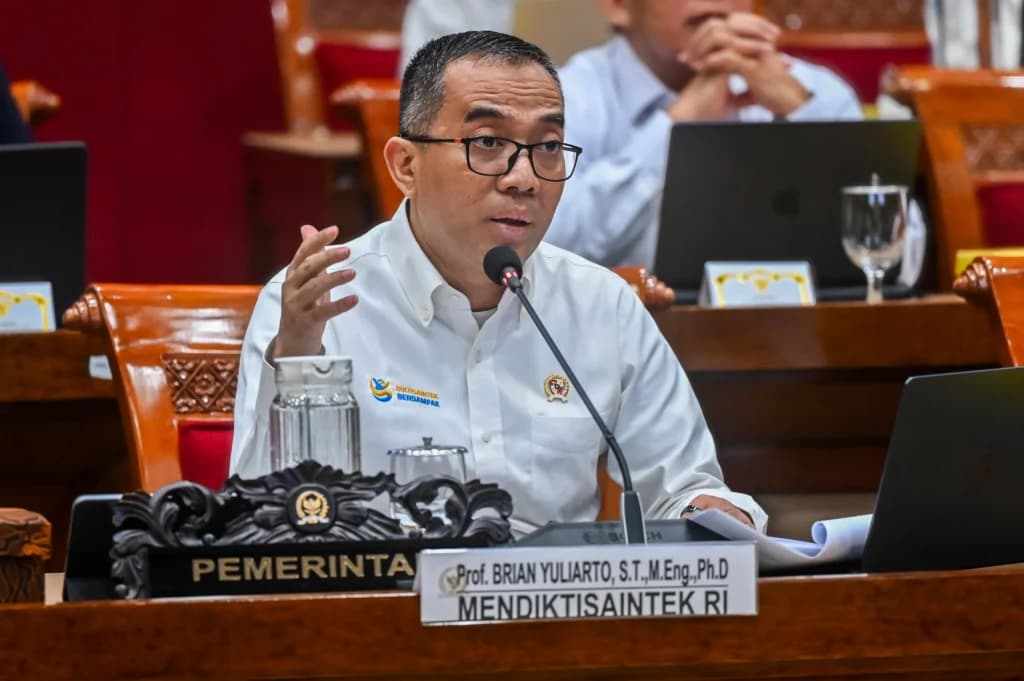 Menteri Pendidikan Tinggi, Sains, dan Teknologi (Mendiktisaintek) Brian Yuliarto menyampaikan paparan saat mengikuti rapat kerja dengan Komisi X DPR di Kompleks Parlemen, Senayan, Jakarta, Selasa (2/6/2026). Dalam rapat tersebut Mendiktisaintek memastikan pihaknya tidak menutup program studi (prodi) yang dinilai tidak relevan, melainkan justru akan dikembangkan sesuai dengan kebutuhan di era sekarang. (ANTARA FOTO/Rivan Awal Lingga) Menteri Pendidikan Tinggi, Sains, dan Teknologi (Mendiktisaintek) Brian Yuliarto menyampaikan paparan saat mengikuti rapat kerja dengan Komisi X DPR di Kompleks Parlemen, Senayan, Jakarta, Selasa (2/6/2026). Dalam rapat tersebut Mendiktisaintek memastikan pihaknya tidak menutup program studi (prodi) yang dinilai tidak relevan, melainkan justru akan dikembangkan sesuai dengan kebutuhan di era sekarang. (ANTARA FOTO/Rivan Awal Lingga)