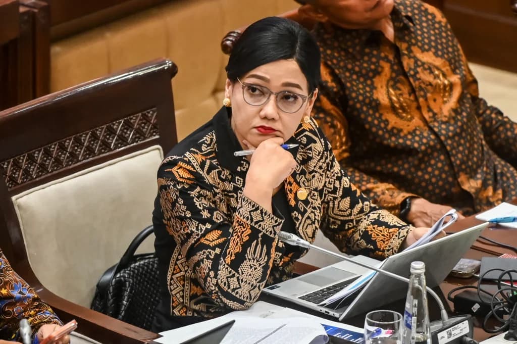 Ketua Dewan Komisioner OJK Friderica Widyasari mendengarkan pandangan fraksi saat mengikuti rapat kerja dengan Komisi XI DPR di Kompleks Parlemen, Senayan, Jakarta, Kamis (21/5/2026). Ketua Dewan Komisioner OJK Friderica Widyasari mendengarkan pandangan fraksi saat mengikuti rapat kerja dengan Komisi XI DPR di Kompleks Parlemen, Senayan, Jakarta, Kamis (21/5/2026).