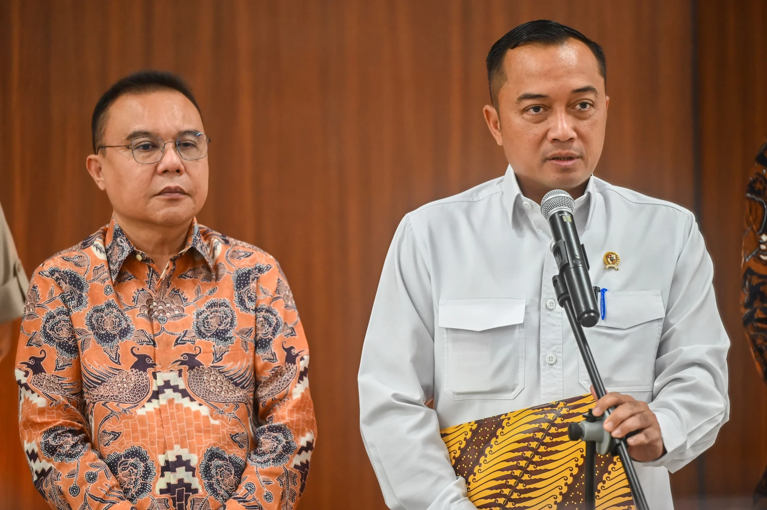 Mensesneg Prasetyo Hadi (kanan) bersama Wakil Ketua DPR RI Sufmi Dasco Ahmad (kiri) memberikan keterangan pers usai rapat koordinasi (rakor) terkait kebijakan baru tata kelola ekspor sumber daya alam (SDA) di Kompleks Parlemen, Senayan, Jakarta Mensesneg Prasetyo Hadi (kanan) bersama Wakil Ketua DPR RI Sufmi Dasco Ahmad (kiri) memberikan keterangan pers usai rapat koordinasi (rakor) terkait kebijakan baru tata kelola ekspor sumber daya alam (SDA) di Kompleks Parlemen, Senayan, Jakarta