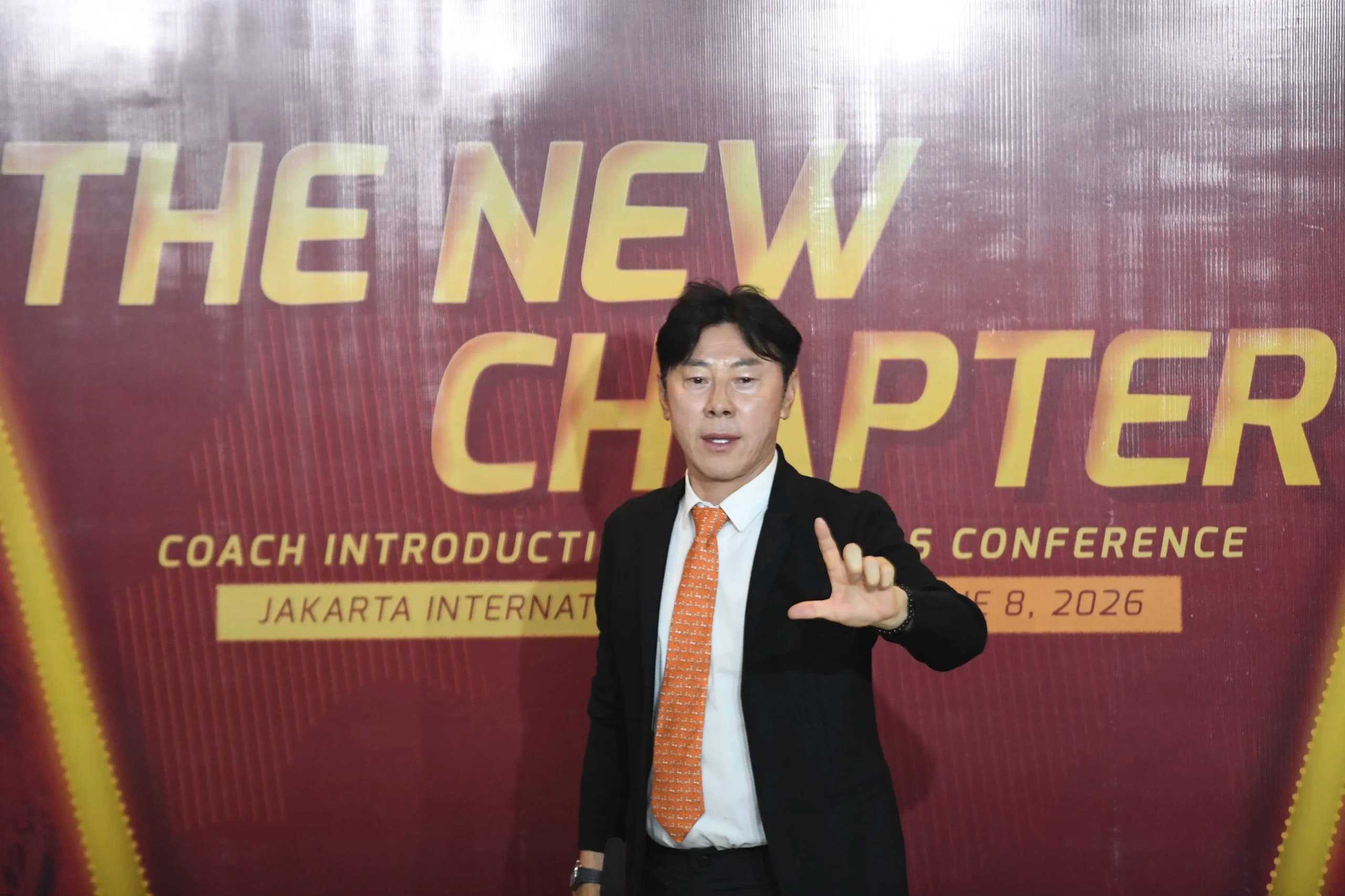 Pelatih asal Korea Selatan, Shin Tae-Yong berpose seusai perkenalan pelatih baru Persija Jakarta di Jakarta International Stadium (JIS), Jakarta Pelatih asal Korea Selatan, Shin Tae-Yong berpose seusai perkenalan pelatih baru Persija Jakarta di Jakarta International Stadium (JIS), Jakarta
