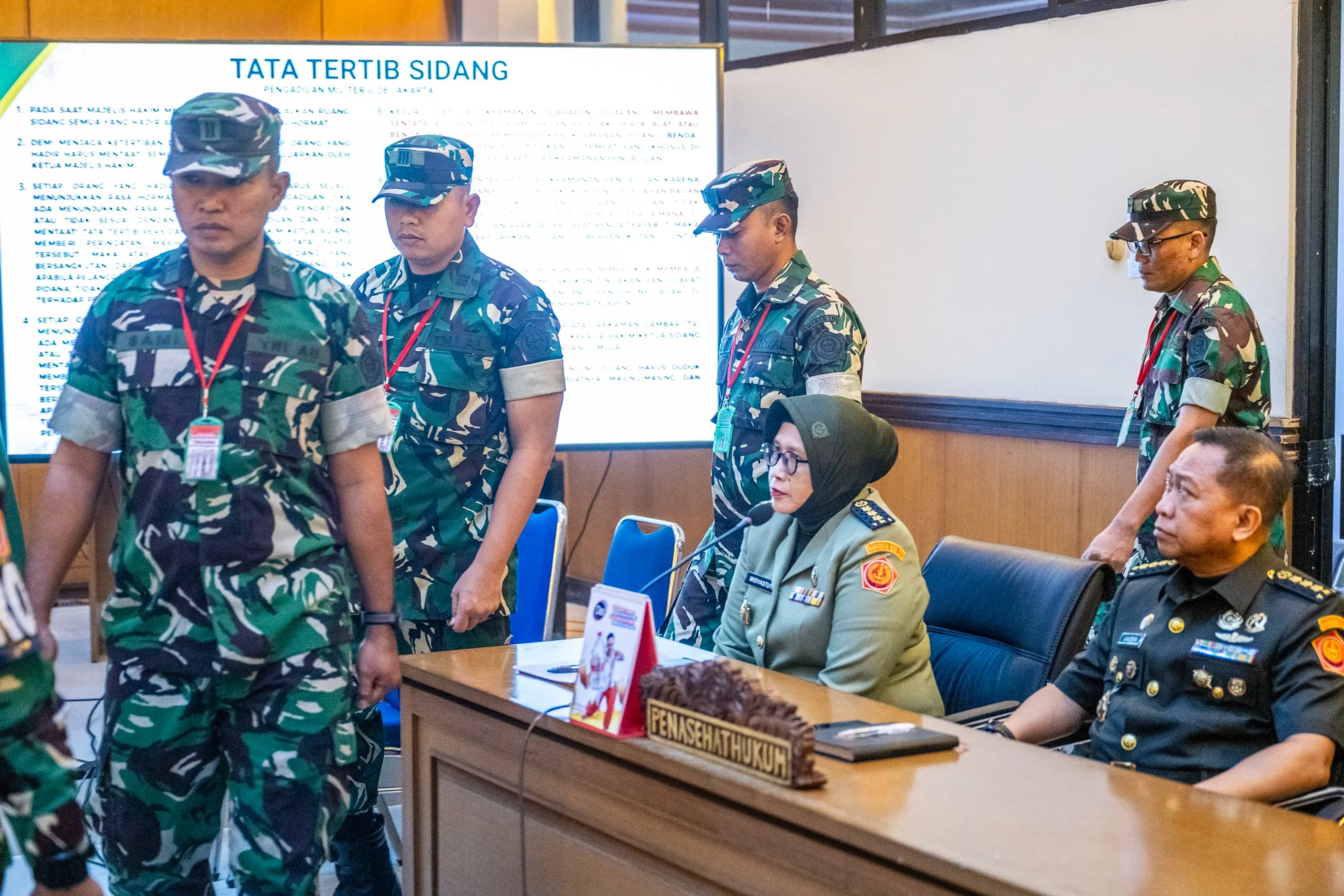 Terdakwa kasus penyiraman air keras kepada aktivis KontraS Andrie Yunus, Lettu Sami Lakka (kiri), Kapten Nandala Dwi Prasetya (kedua kiri), Lettu Budhi Hariyanto Widhi Cahyono (ketiga kiri) dan Serda Edi Sudarko (keempat kiri) tiba untuk menjalani sidang pembacaan putusan di Pengadilan Militer II-08, Jakarta, Rabu (10/6/2026). Terdakwa kasus penyiraman air keras kepada aktivis KontraS Andrie Yunus, Lettu Sami Lakka (kiri), Kapten Nandala Dwi Prasetya (kedua kiri), Lettu Budhi Hariyanto Widhi Cahyono (ketiga kiri) dan Serda Edi Sudarko (keempat kiri) tiba untuk menjalani sidang pembacaan putusan di Pengadilan Militer II-08, Jakarta, Rabu (10/6/2026).