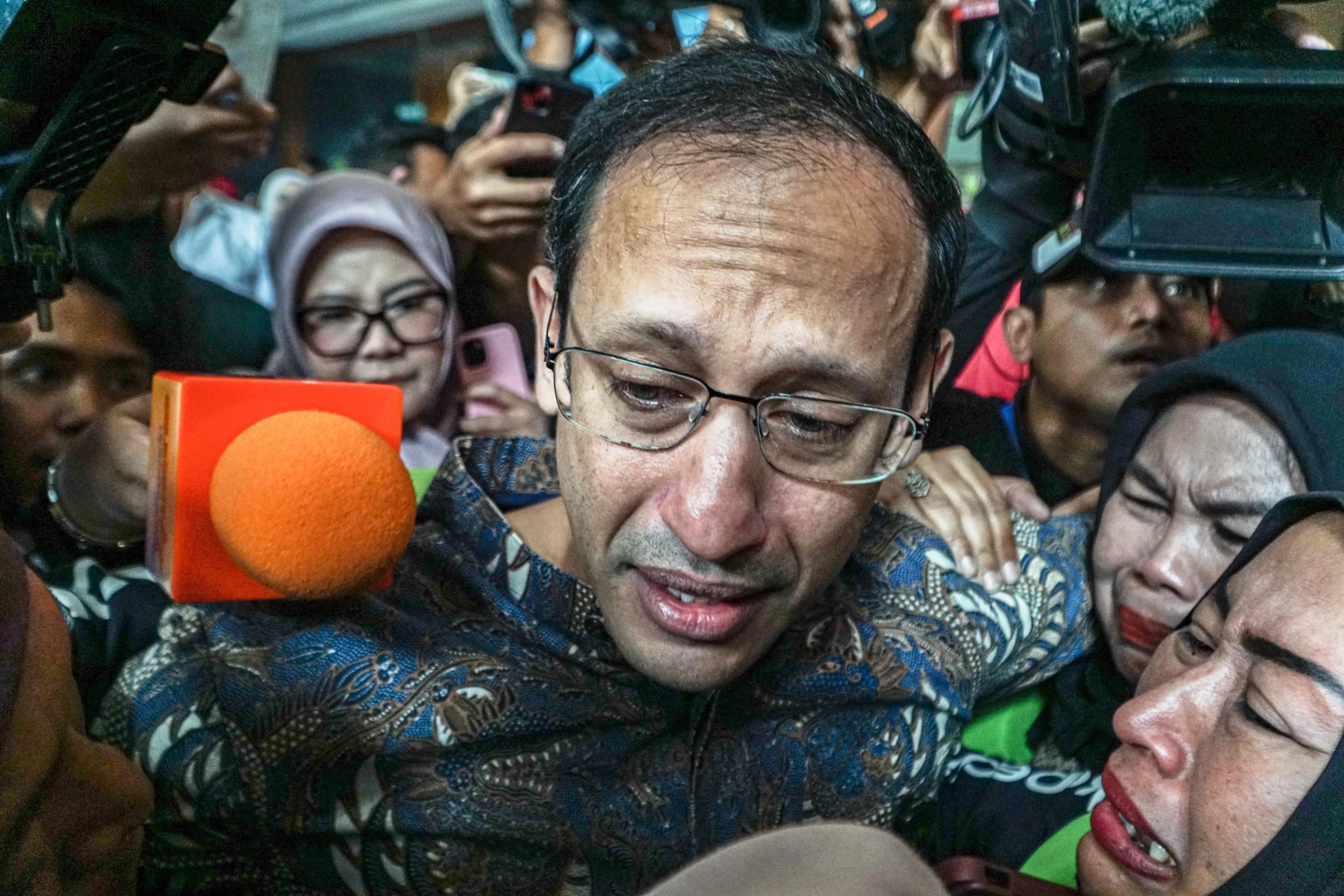 Terdakwa kasus dugaan korupsi pengadaan Chromebook di lingkungan Kemendikbudristek, Nadiem Anwar Makarim (tengah) didampingi para pendukung saat memasuki Gedung Pengadilan Tipikor, Jakarta Pusat, Selasa (30/6/2026). Terdakwa kasus dugaan korupsi pengadaan Chromebook di lingkungan Kemendikbudristek, Nadiem Anwar Makarim (tengah) didampingi para pendukung saat memasuki Gedung Pengadilan Tipikor, Jakarta Pusat, Selasa (30/6/2026).