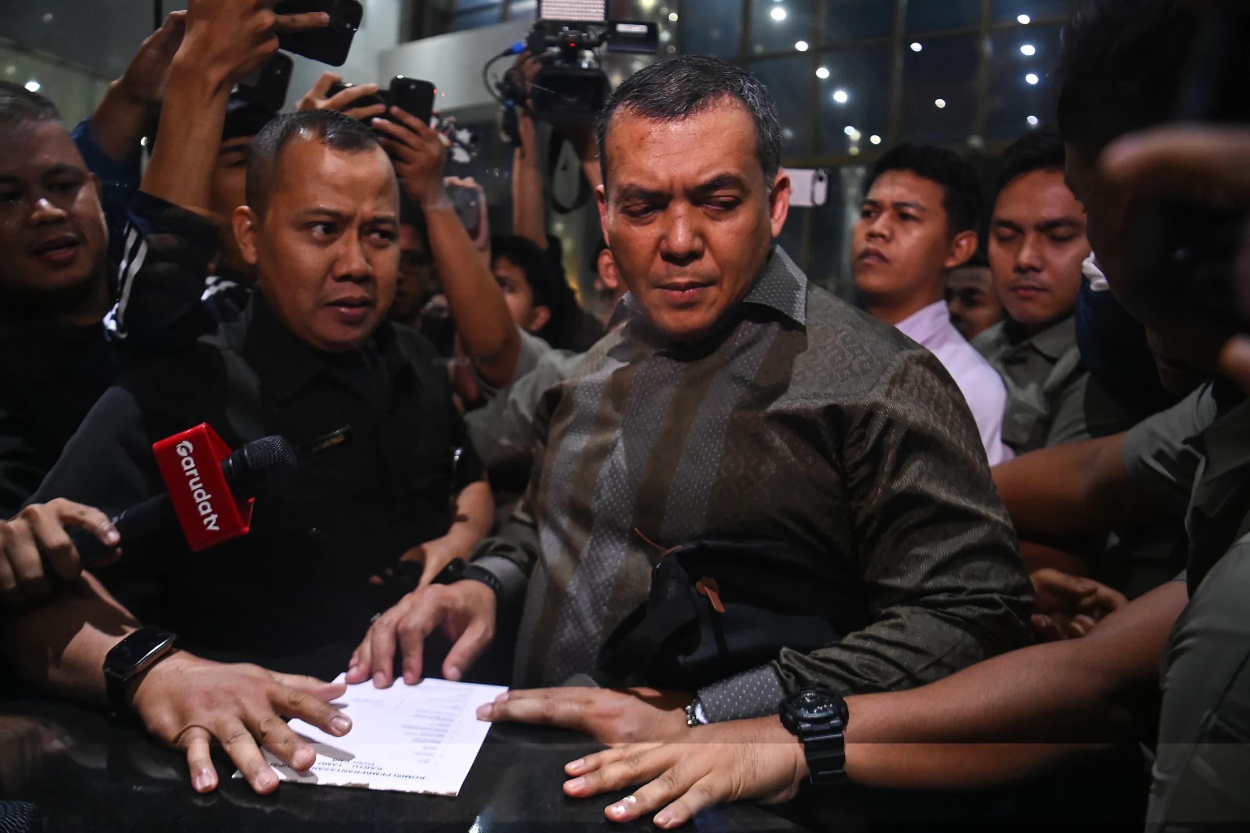 Wakil Menteri Imigrasi dan Pemasyarakatan Silmy Karim (tengah) tiba untuk menjalani pemeriksaan di Gedung Merah Putih KPK, Jakarta, Rabu (3/6/2026). Silmy Karim mendatangi KPK pascaoperasi tangkap tangan (OTT) di lingkungan Direktorat Jenderal Imigrasi yang menjerat sejumlah ASN Kementerian Imigrasi dan Pemasyarakatan, termasuk Kepala Kantor Imigrasi Kelas I Non-TPI Jakarta Barat Ronald Arman Abdullah. (ANTARA FOTO/Indrianto Eko Suwarso) Wakil Menteri Imigrasi dan Pemasyarakatan Silmy Karim (tengah) tiba untuk menjalani pemeriksaan di Gedung Merah Putih KPK, Jakarta, Rabu (3/6/2026). Silmy Karim mendatangi KPK pascaoperasi tangkap tangan (OTT) di lingkungan Direktorat Jenderal Imigrasi yang menjerat sejumlah ASN Kementerian Imigrasi dan Pemasyarakatan, termasuk Kepala Kantor Imigrasi Kelas I Non-TPI Jakarta Barat Ronald Arman Abdullah. (ANTARA FOTO/Indrianto Eko Suwarso)
