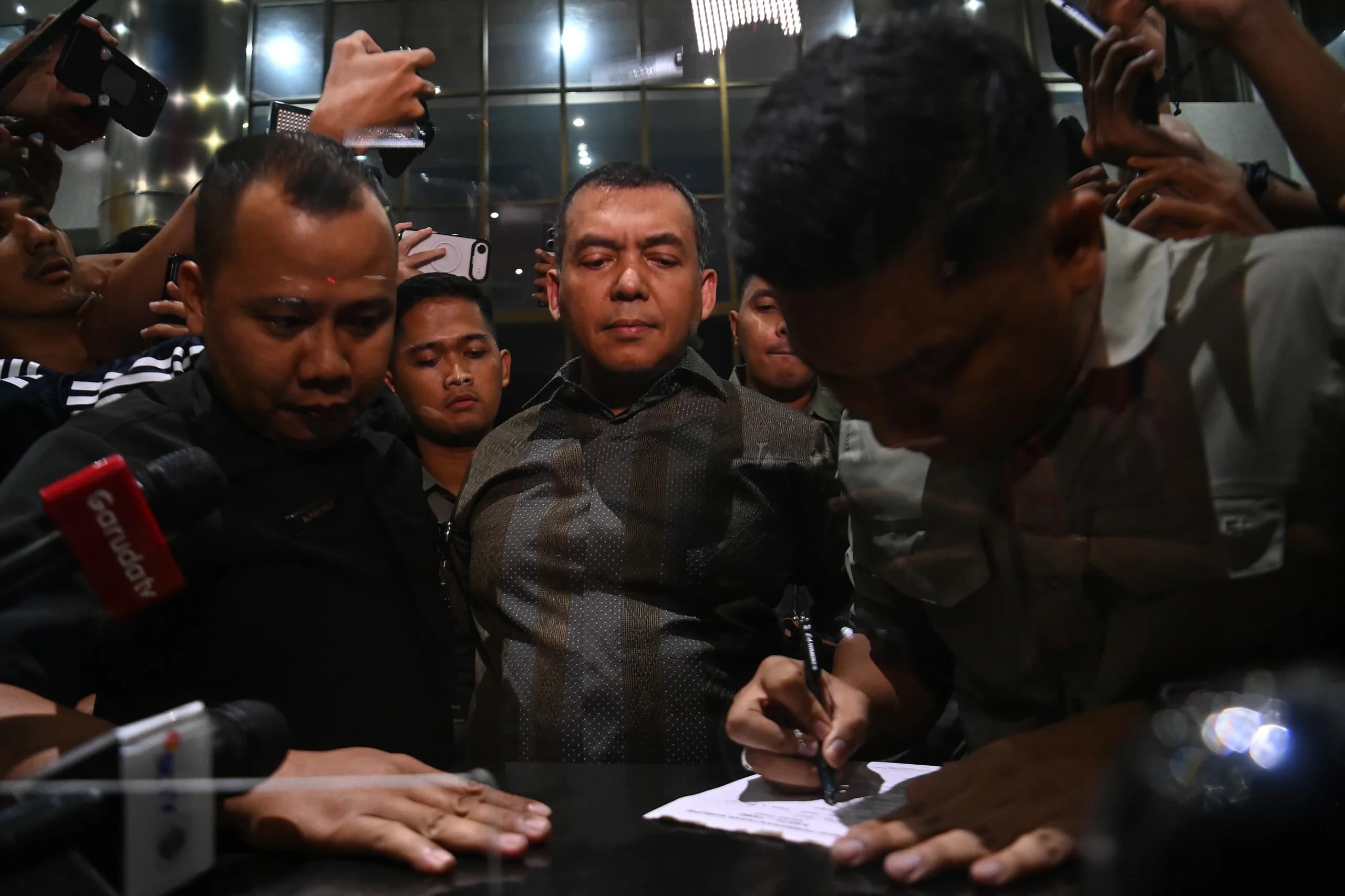 Wakil Menteri Imigrasi dan Pemasyarakatan Silmy Karim (tengah) tiba untuk menjalani pemeriksaan di Gedung Merah Putih KPK, Jakarta, Rabu (3/6/2026). Wakil Menteri Imigrasi dan Pemasyarakatan Silmy Karim (tengah) tiba untuk menjalani pemeriksaan di Gedung Merah Putih KPK, Jakarta, Rabu (3/6/2026).
