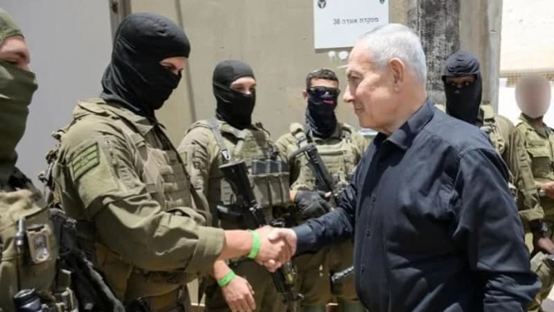 Perdana Menteri Israel Benjamin Netanyahu dan tentara Israel. Perdana Menteri Israel Benjamin Netanyahu dan tentara Israel.