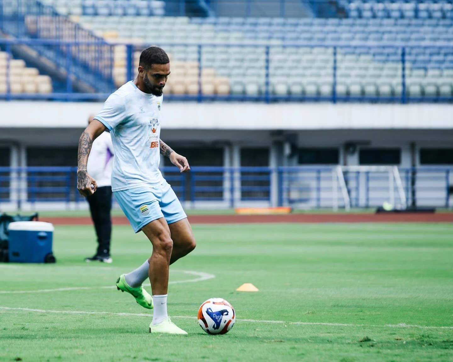 Bek asal Prancis, Layvin Kurzawa, resmi mengakhiri kebersamaannya dengan Persib Bandung Bek asal Prancis, Layvin Kurzawa, resmi mengakhiri kebersamaannya dengan Persib Bandung