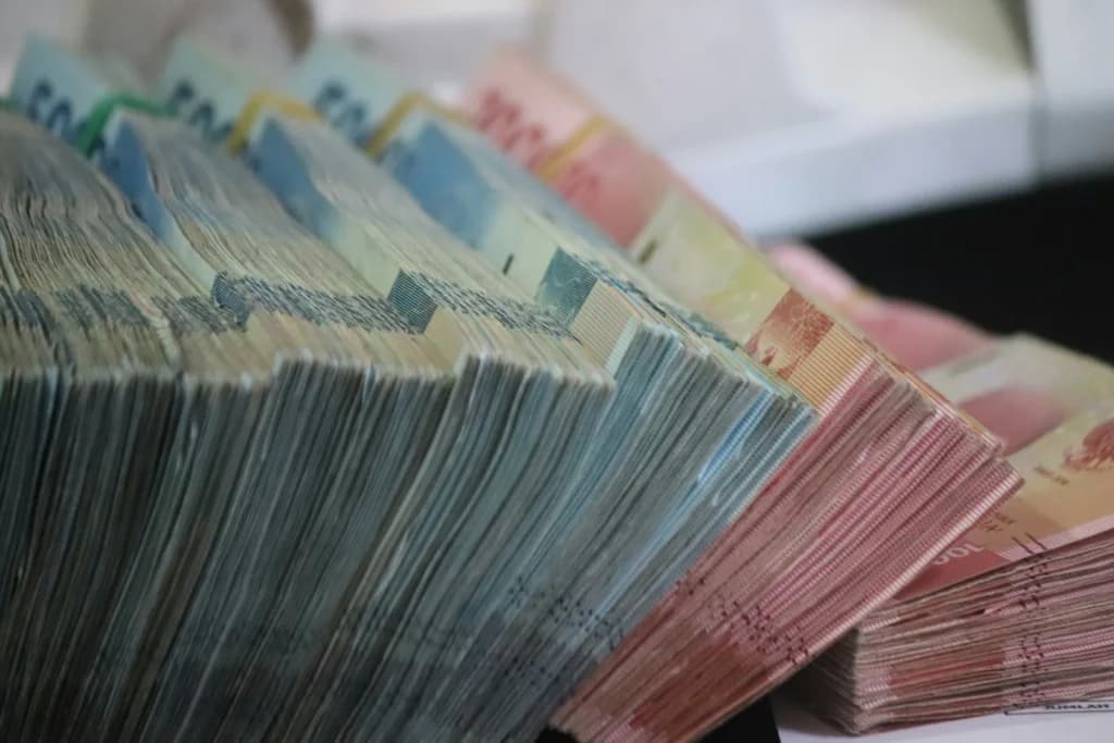 Tumpukan uang rupiah dari tabungan masyarakat. (Sumber: Unsplash/Mufid Majnun) Tumpukan uang rupiah dari tabungan masyarakat. (Sumber: Unsplash/Mufid Majnun)