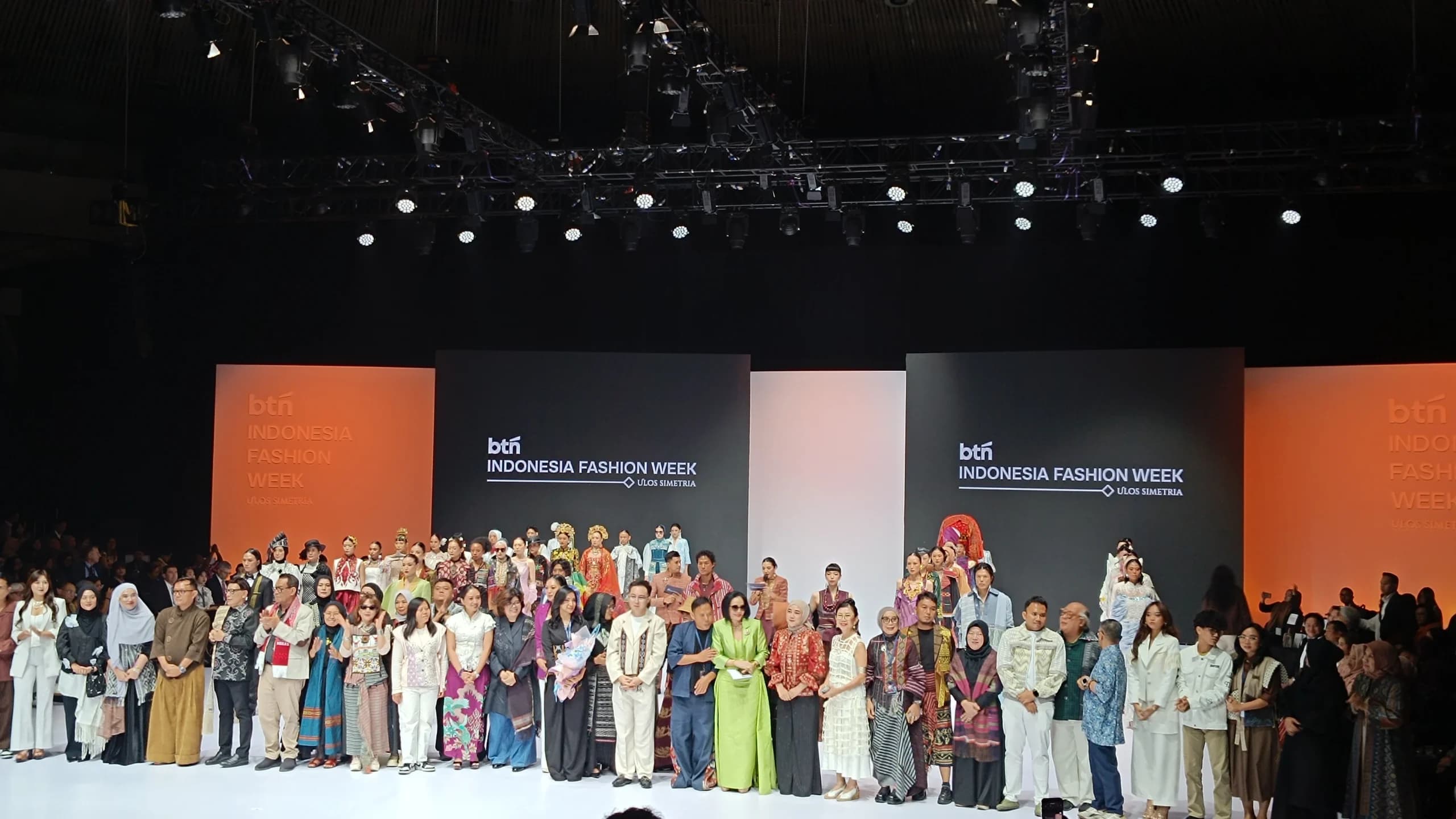 BTN Indonesia Fashion Week 2026 Resmi Dibuka, Ulos Simetria Jadi Tema Utama BTN Indonesia Fashion Week 2026 Resmi Dibuka, Ulos Simetria Jadi Tema Utama