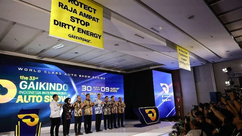 Greenpeace Indonesia gelar aksi saat pembukaan Gaikindo Indonesia International Auto Show (GIIAS) 2026 di ICE BSD, Tangerang. Greenpeace Indonesia gelar aksi saat pembukaan Gaikindo Indonesia International Auto Show (GIIAS) 2026 di ICE BSD, Tangerang.
