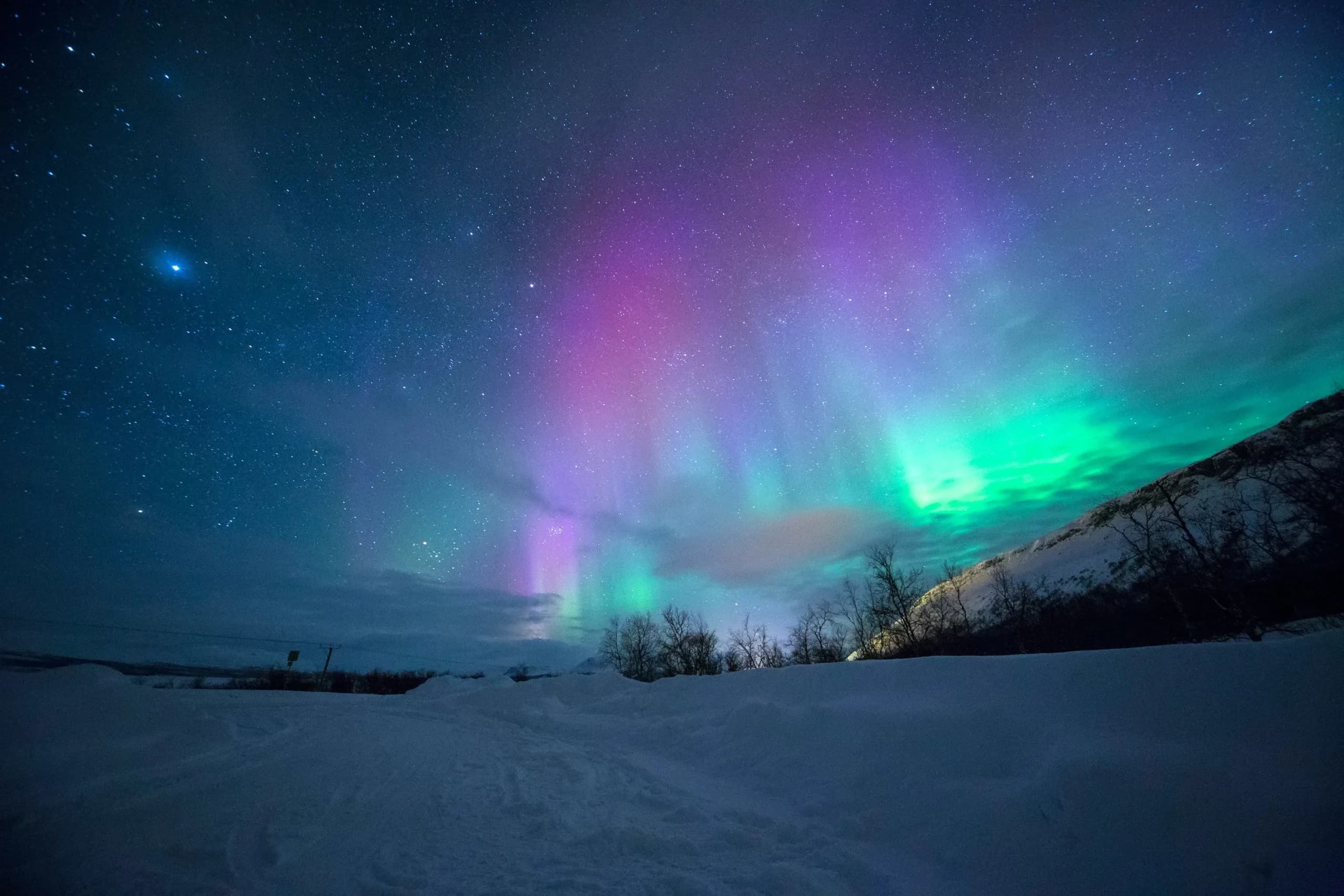 Aurora di langit malam di Tromsø, Norwegia, salah satu destinasi terbaik di dunia. Aurora di langit malam di Tromsø, Norwegia, salah satu destinasi terbaik di dunia.