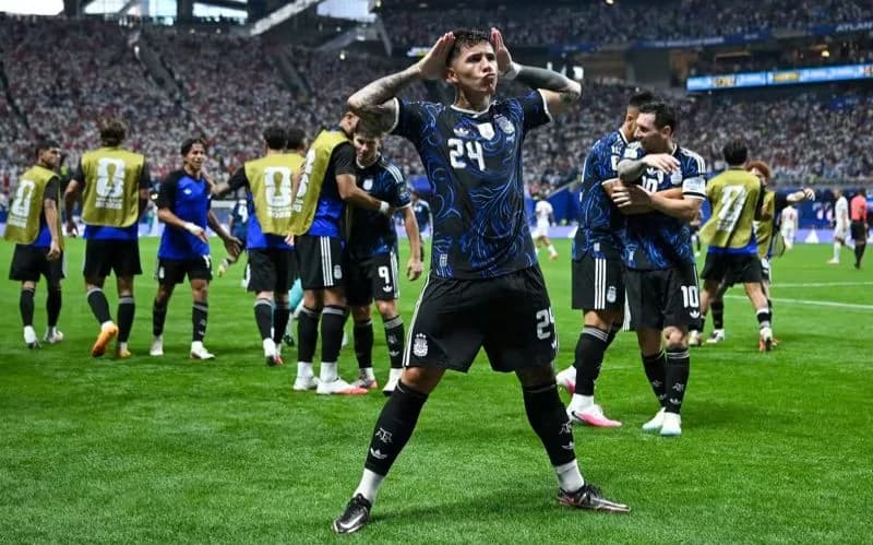 Pemain Timnas Argentina melakukan comeback di menit akhir dengan mengalahkan Inggris di semifinal Piala Dunia 2026. Pemain Timnas Argentina melakukan comeback di menit akhir dengan mengalahkan Inggris di semifinal Piala Dunia 2026.