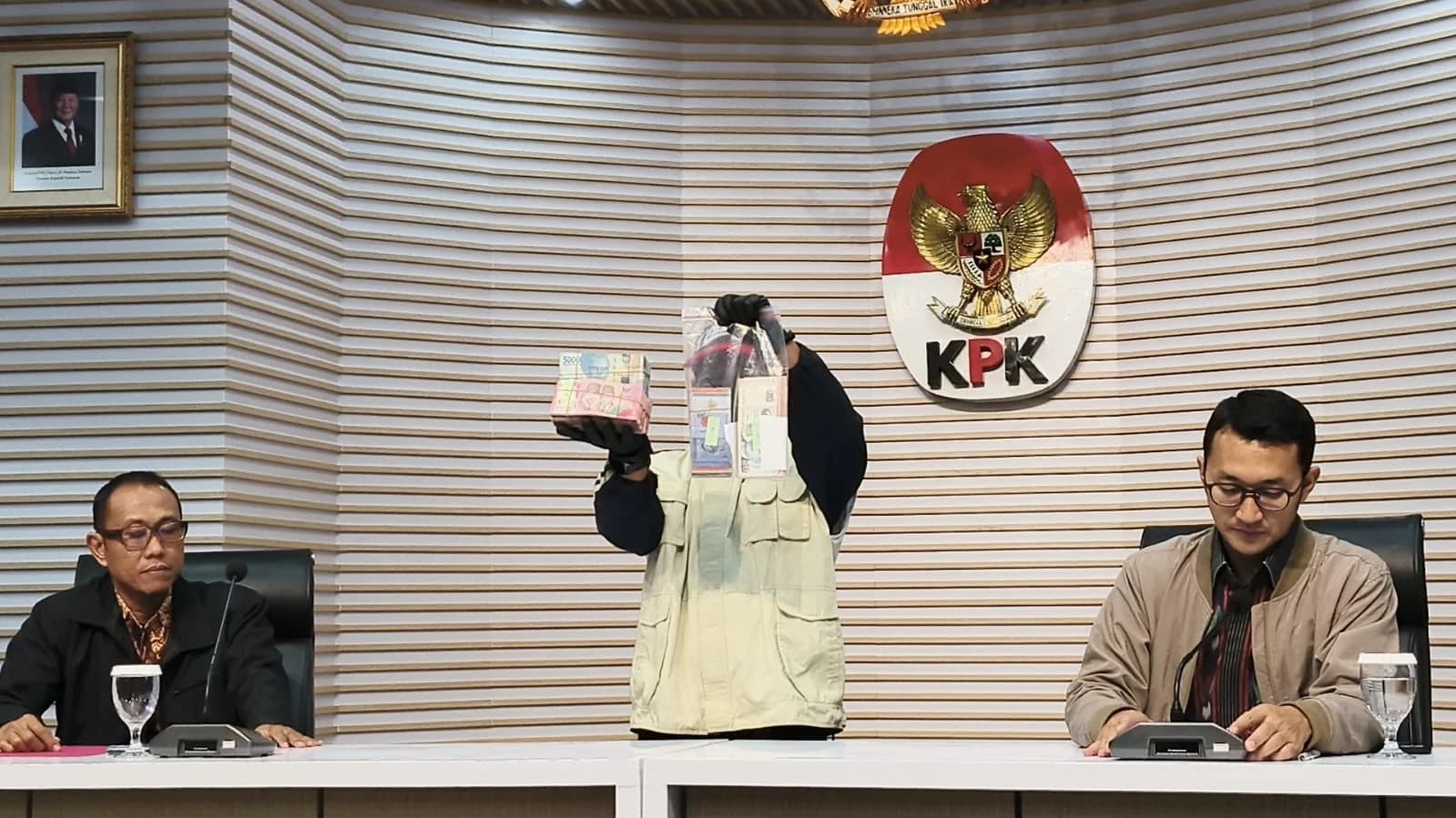 Penampakan uang tunai mata uang asing hingga kepinga logam platinum yang diduga hasil korupsi Bupati Langkat. (Sumber: Owrite/Rahmat Baihaqi) Penampakan uang tunai mata uang asing hingga kepinga logam platinum yang diduga hasil korupsi Bupati Langkat. (Sumber: Owrite/Rahmat Baihaqi)