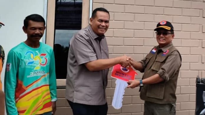Sekretaris Utama BNPB Rustian menyerahkan kunci rumah hunian tetap mandiri kepada warga terdampak bencana Siklon Senyar wilayah Sumatra Barat, 10 Juli 2026. Sekretaris Utama BNPB Rustian menyerahkan kunci rumah hunian tetap mandiri kepada warga terdampak bencana Siklon Senyar wilayah Sumatra Barat, 10 Juli 2026.