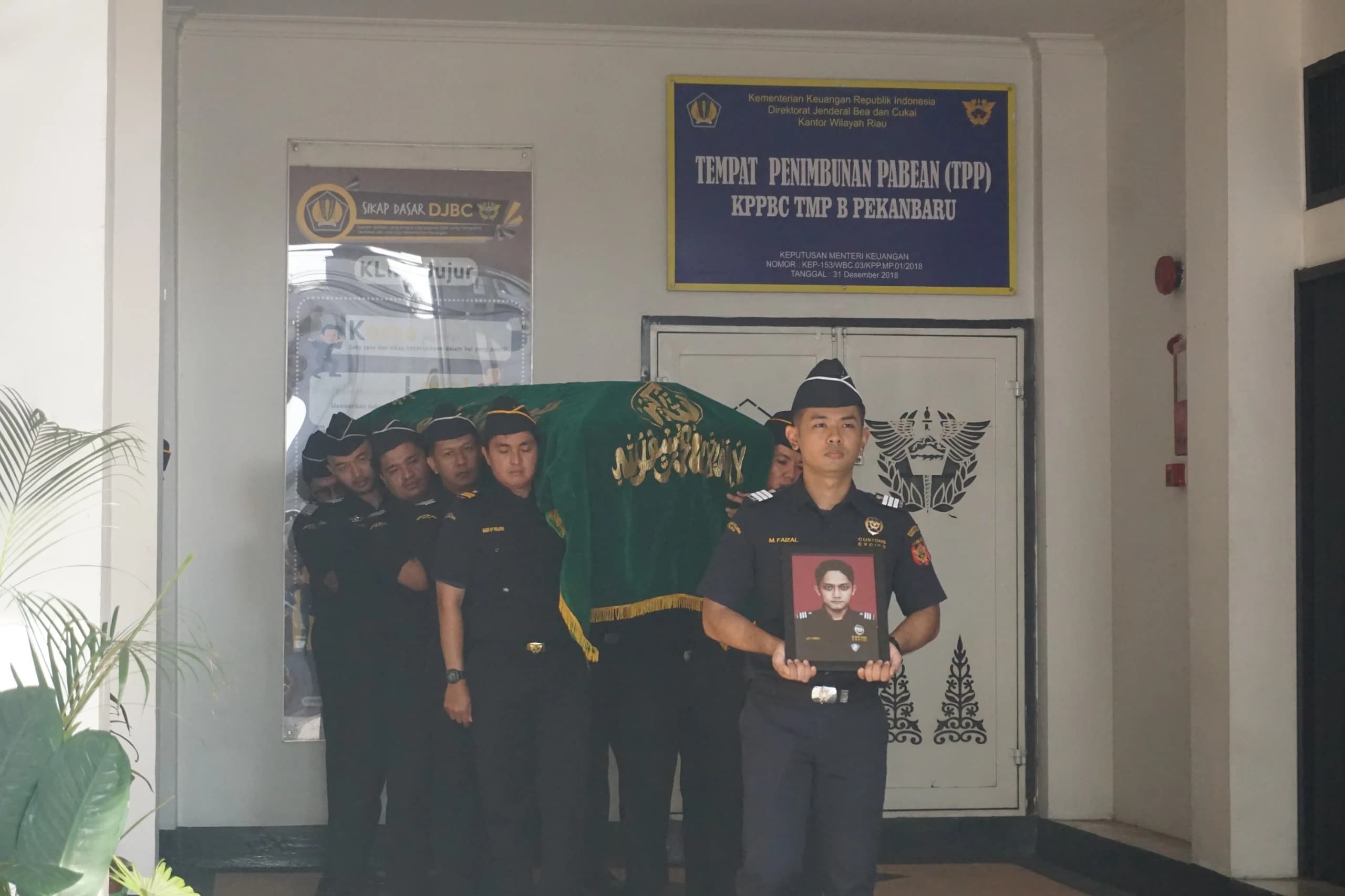 Pegawai Bea Cukai Aditya Waskita Jauhari gugur saat bertugas (sumber: DJBC) Pegawai Bea Cukai Aditya Waskita Jauhari gugur saat bertugas (sumber: DJBC)