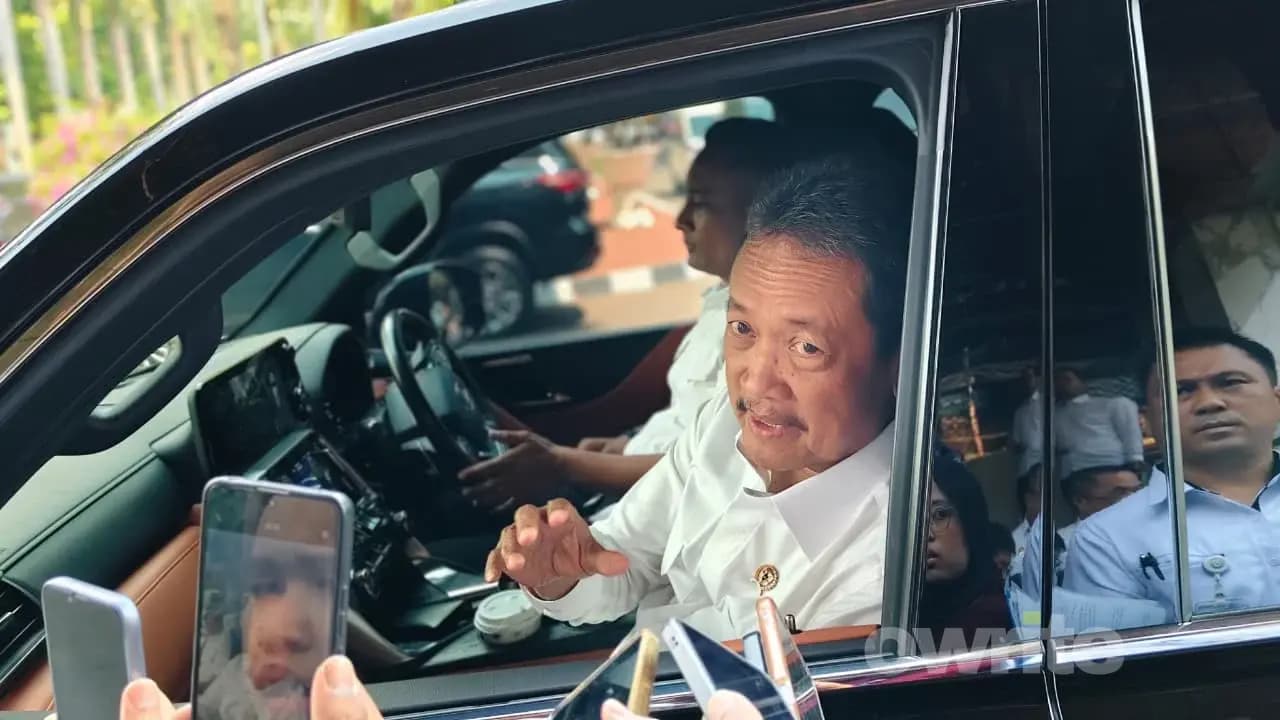 Menteri Kelautan dan Perikanan Sakti Wahyu Trenggono usai melakukan rapat di Kantor Kemenko Perekonomian, Jakarta (sumber: Owrite/Anisa Aulia) Menteri Kelautan dan Perikanan Sakti Wahyu Trenggono usai melakukan rapat di Kantor Kemenko Perekonomian, Jakarta (sumber: Owrite/Anisa Aulia)