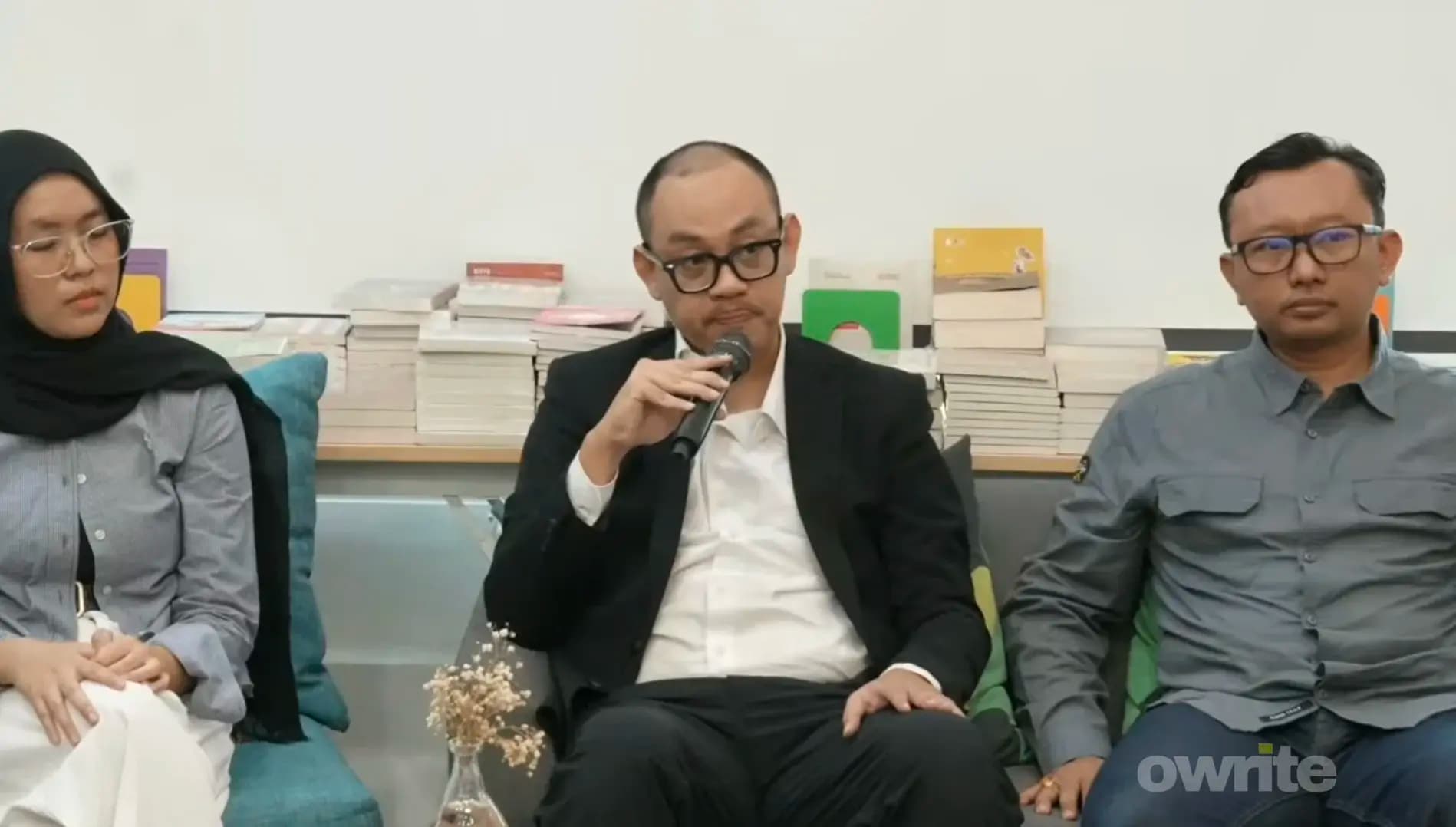 Direktur Eksekutif Celios Bima Yudhistira saat konferensi pers di Cikini, Jakarta. (Sumber: Owrite/Natania Longdong) Direktur Eksekutif Celios Bima Yudhistira saat konferensi pers di Cikini, Jakarta. (Sumber: Owrite/Natania Longdong)