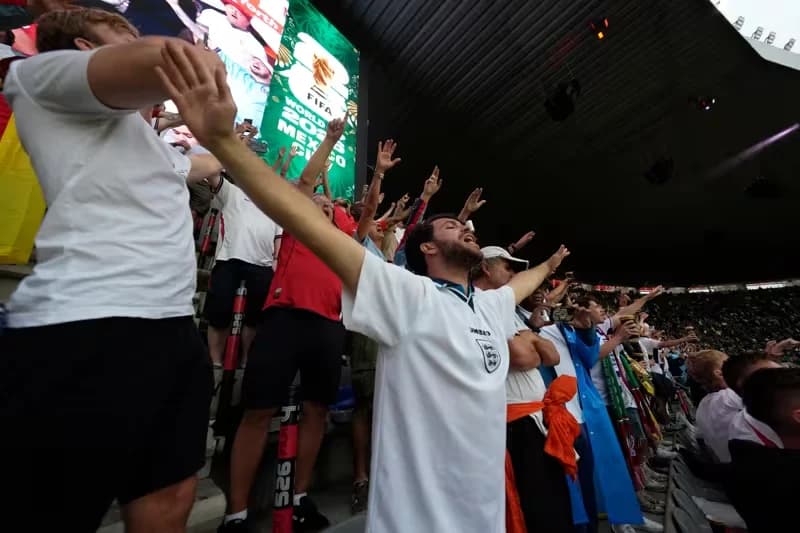 Suporter Inggris saat mendukung timnya di Stadion Azteca melawan Meksiko di babak 16 besar Piala Dunia 2026. Suporter Inggris saat mendukung timnya di Stadion Azteca melawan Meksiko di babak 16 besar Piala Dunia 2026.
