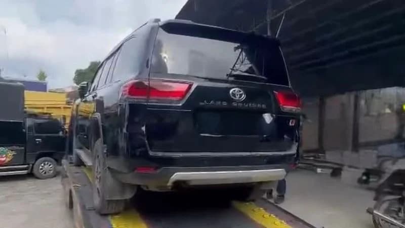 Penampakan Toyota Land Cruiser LC 300 yang dibeli Sekda Kuansing Zulkarnain untuk menyuap Bupati Suhardiman Amby Penampakan Toyota Land Cruiser LC 300 yang dibeli Sekda Kuansing Zulkarnain untuk menyuap Bupati Suhardiman Amby