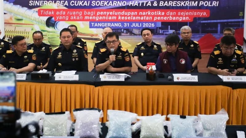 Konferensi pers penangkapan pilot Malaysia yang kedapatan bawa narkoba. Konferensi pers penangkapan pilot Malaysia yang kedapatan bawa narkoba.