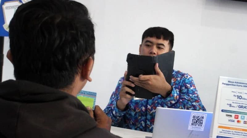 Ilustrasi warga mengurus verifikasi kartu SIM di gerai layanan. Ilustrasi warga mengurus verifikasi kartu SIM di gerai layanan.