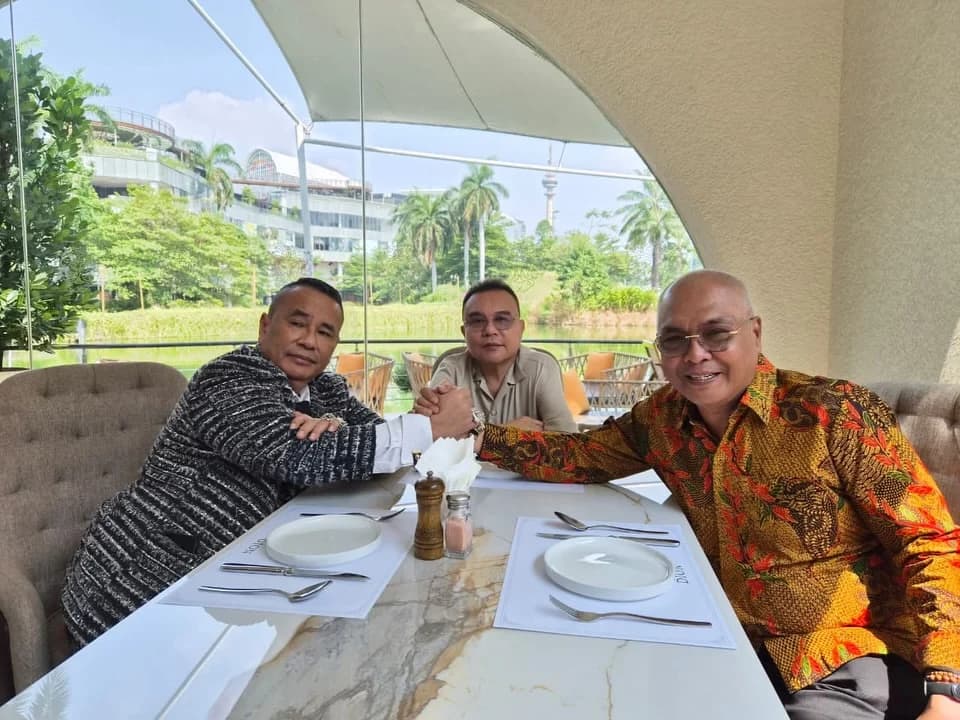 Hotman Paris, Sufmi Dasco Ahmad dan Akmad Munir bertemu bahas polemik penghinaan profesi wartawan. (Sumber:Instagram @sufmi_dasco) Hotman Paris, Sufmi Dasco Ahmad dan Akmad Munir bertemu bahas polemik penghinaan profesi wartawan. (Sumber:Instagram @sufmi_dasco)