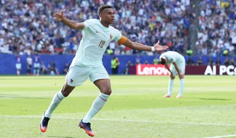 Penyerang Timnas Prancis Kylian Mbappe selebrasi usai cetak gol. Penyerang Timnas Prancis Kylian Mbappe selebrasi usai cetak gol.