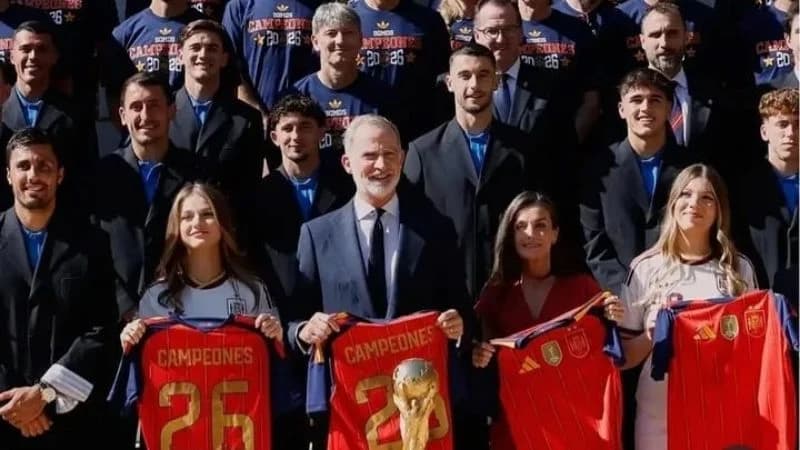 Raja Felipe VI dan Pemain Timnas Spanyol. Raja Felipe VI dan Pemain Timnas Spanyol.