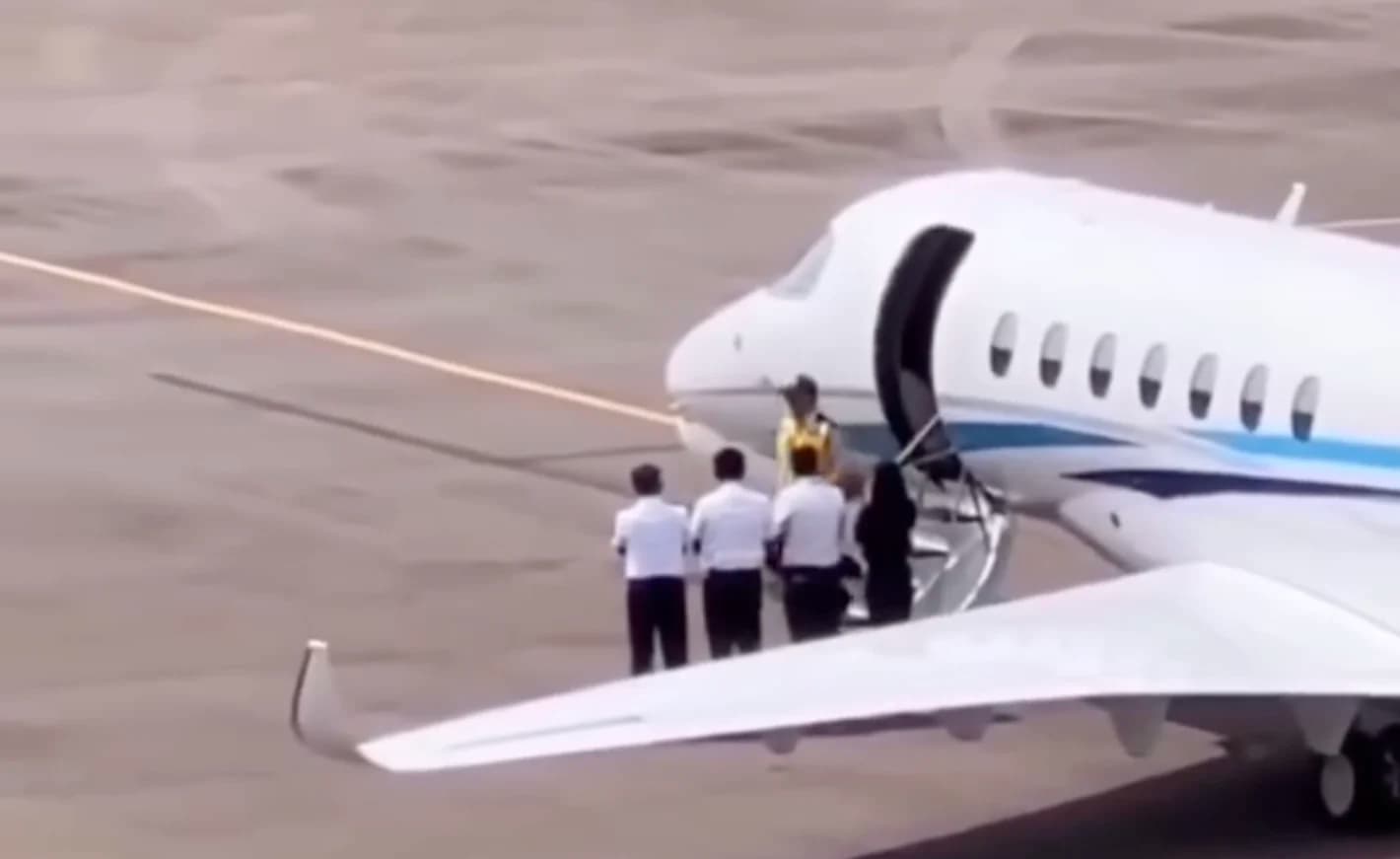 Penampakan Menteri PU Dody Hanggodo saat turun dari Private Jet. (Sumber: Istimewa) Penampakan Menteri PU Dody Hanggodo saat turun dari Private Jet. (Sumber: Istimewa)
