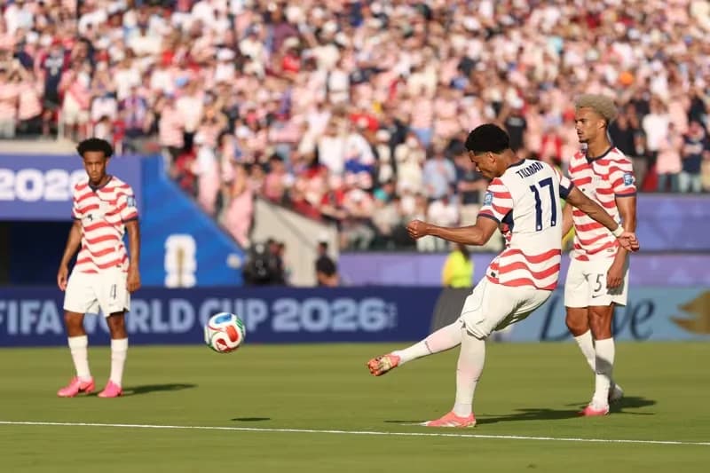 Timnas Amerika Serikat saat bertanding dengan Bosnia dan Herzegovina Timnas Amerika Serikat saat bertanding dengan Bosnia dan Herzegovina