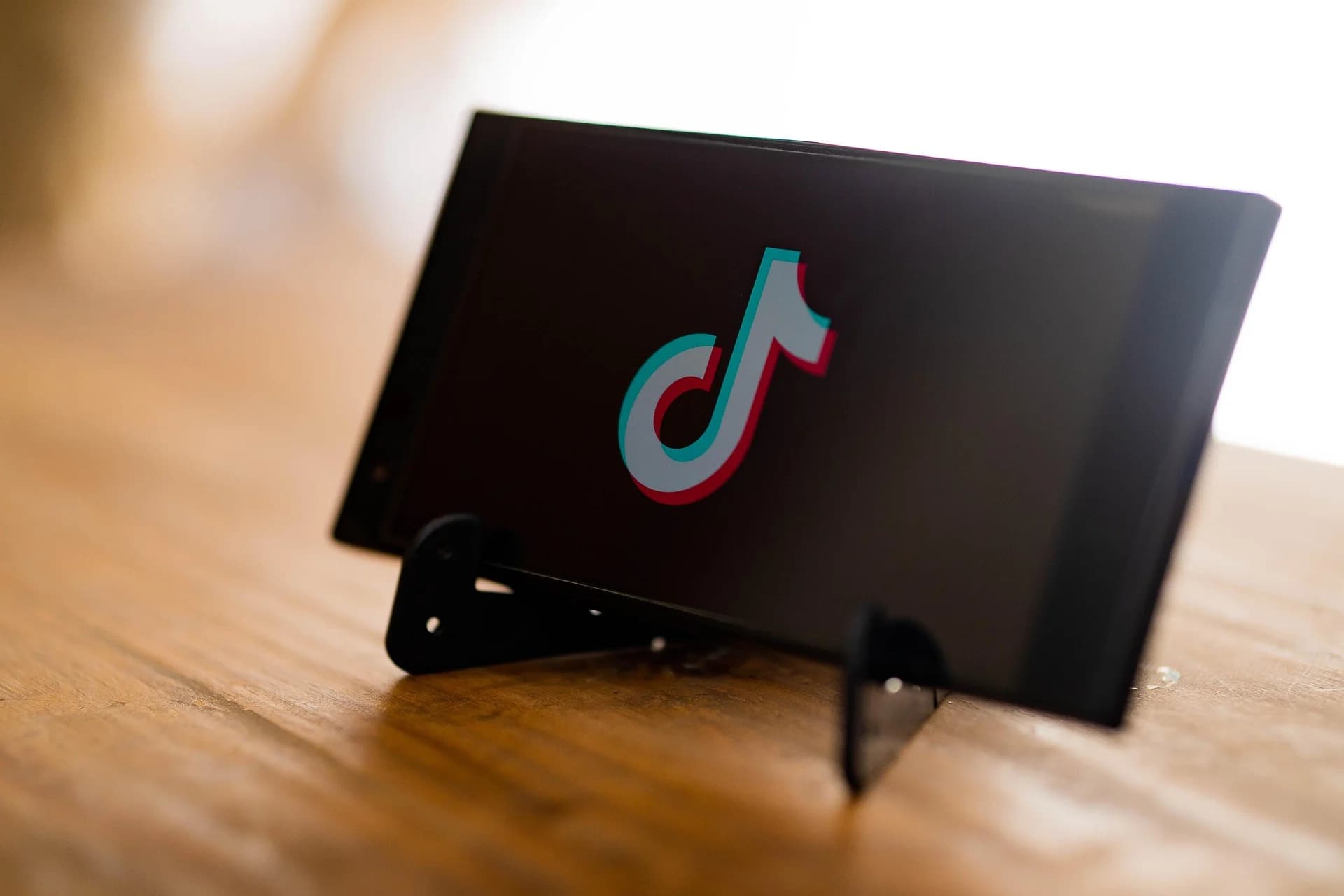 Logo TikTok dalam sebuah ponsel. Logo TikTok dalam sebuah ponsel.