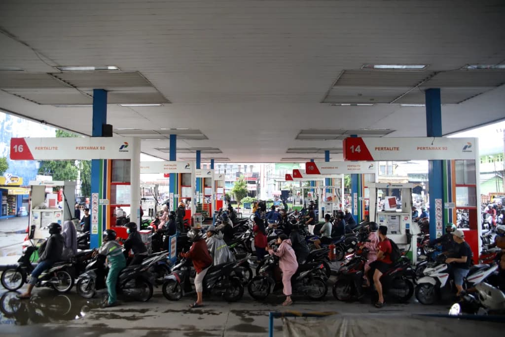 Pengendara antre membeli BBM jenis pertalite di salah satu SPBU di Medan, Sumatera Utara, Kamis (16/7/2026). PT Pertamina Patra Niaga berupaya melakukan normalisasi antrean panjang dengan menambah jam operasional menjadi 24 jam dan menambah sebanyak 30 unit mobil tangki BBM untuk disalurkan ke sejumlah SPBU yang ada di wilayah Sumatera Utara. (ANTARA FOTO/Yudi Mana) Pengendara antre membeli BBM jenis pertalite di salah satu SPBU di Medan, Sumatera Utara, Kamis (16/7/2026). PT Pertamina Patra Niaga berupaya melakukan normalisasi antrean panjang dengan menambah jam operasional menjadi 24 jam dan menambah sebanyak 30 unit mobil tangki BBM untuk disalurkan ke sejumlah SPBU yang ada di wilayah Sumatera Utara. (ANTARA FOTO/Yudi Mana)