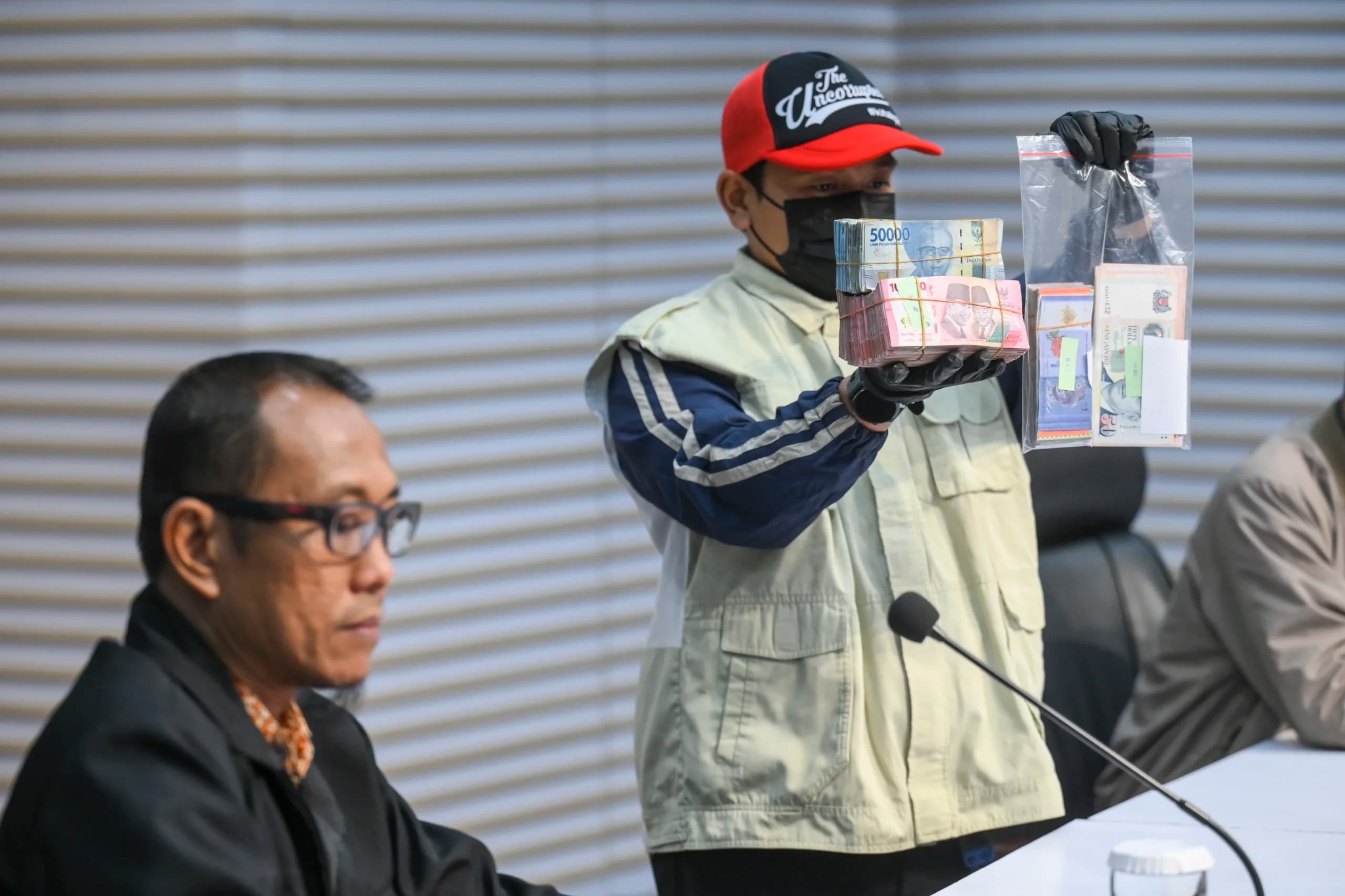KPK menetapkan Bupati Langkat Syah Afandin sebagai tersangka pada kasus suap terkait proyek di lingkungan Kabupaten Langkat tahun 2025-2026 dan mengamankan sejumlah barang bukti diantaranya uang tunai sebesar Rp100 juta, uang tunai dalam valuta asing senilai Rp1,22 miliar dan 2 rekening bank dengan total senilai Rp2,27 miliar. (Sumber: Antara Foto/Hafidz Mubarak A/sgd) KPK menetapkan Bupati Langkat Syah Afandin sebagai tersangka pada kasus suap terkait proyek di lingkungan Kabupaten Langkat tahun 2025-2026 dan mengamankan sejumlah barang bukti diantaranya uang tunai sebesar Rp100 juta, uang tunai dalam valuta asing senilai Rp1,22 miliar dan 2 rekening bank dengan total senilai Rp2,27 miliar. (Sumber: Antara Foto/Hafidz Mubarak A/sgd)