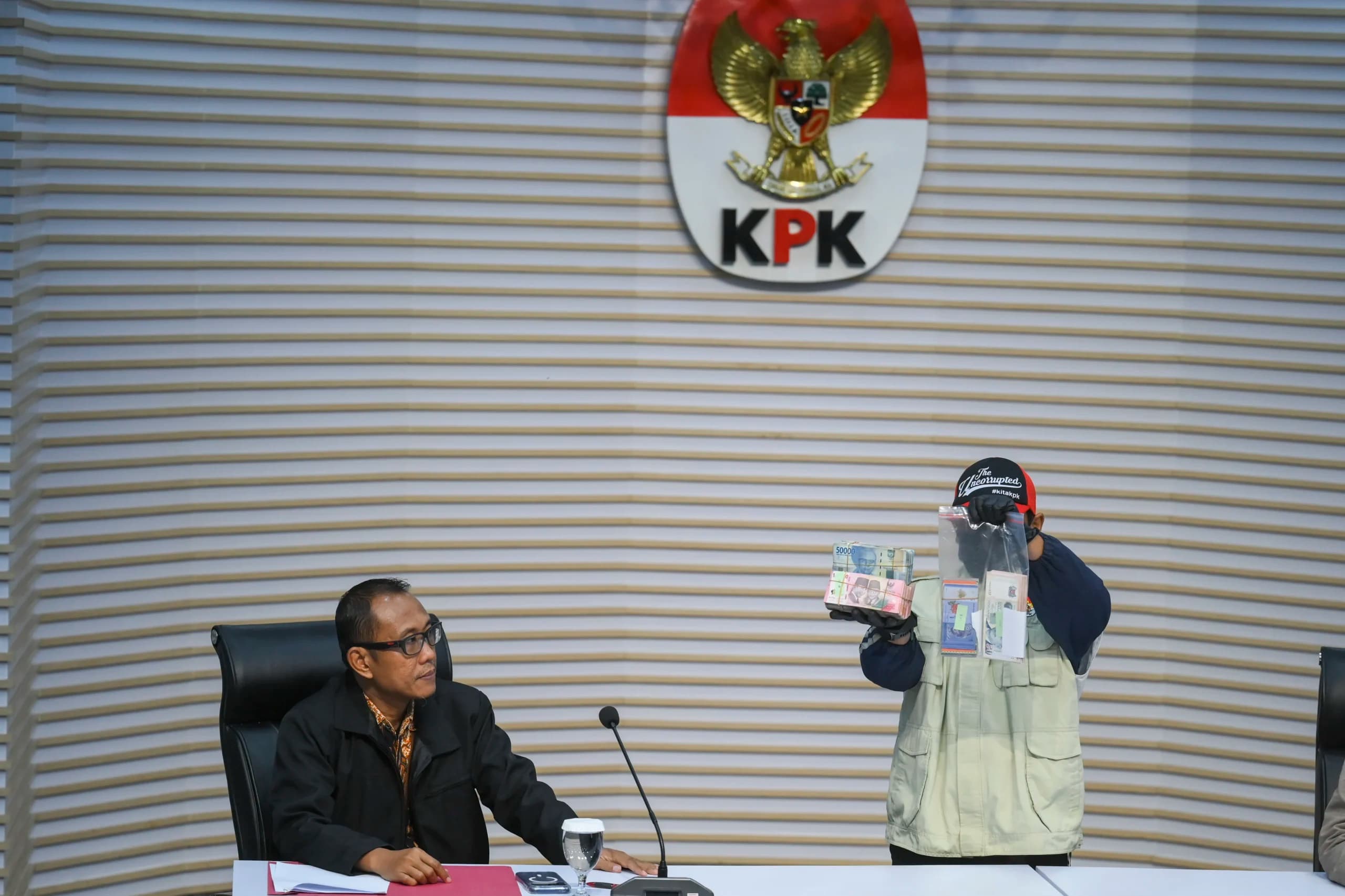 Plt. Direktur Penyidikan KPK Achmad Taufik Husein (kiri) menyaksikan petugas KPK menunjukkan barang bukti uang tunai saat konferensi pers operasi tangkap tangan Bupati Langkat Syah Afandin di Gedung Merah Putih KPK, Jakarta, Jumat (3/7/2026). (Sumber: Antara Foto/Hafidz Mubarak A/sgd) Plt. Direktur Penyidikan KPK Achmad Taufik Husein (kiri) menyaksikan petugas KPK menunjukkan barang bukti uang tunai saat konferensi pers operasi tangkap tangan Bupati Langkat Syah Afandin di Gedung Merah Putih KPK, Jakarta, Jumat (3/7/2026). (Sumber: Antara Foto/Hafidz Mubarak A/sgd)