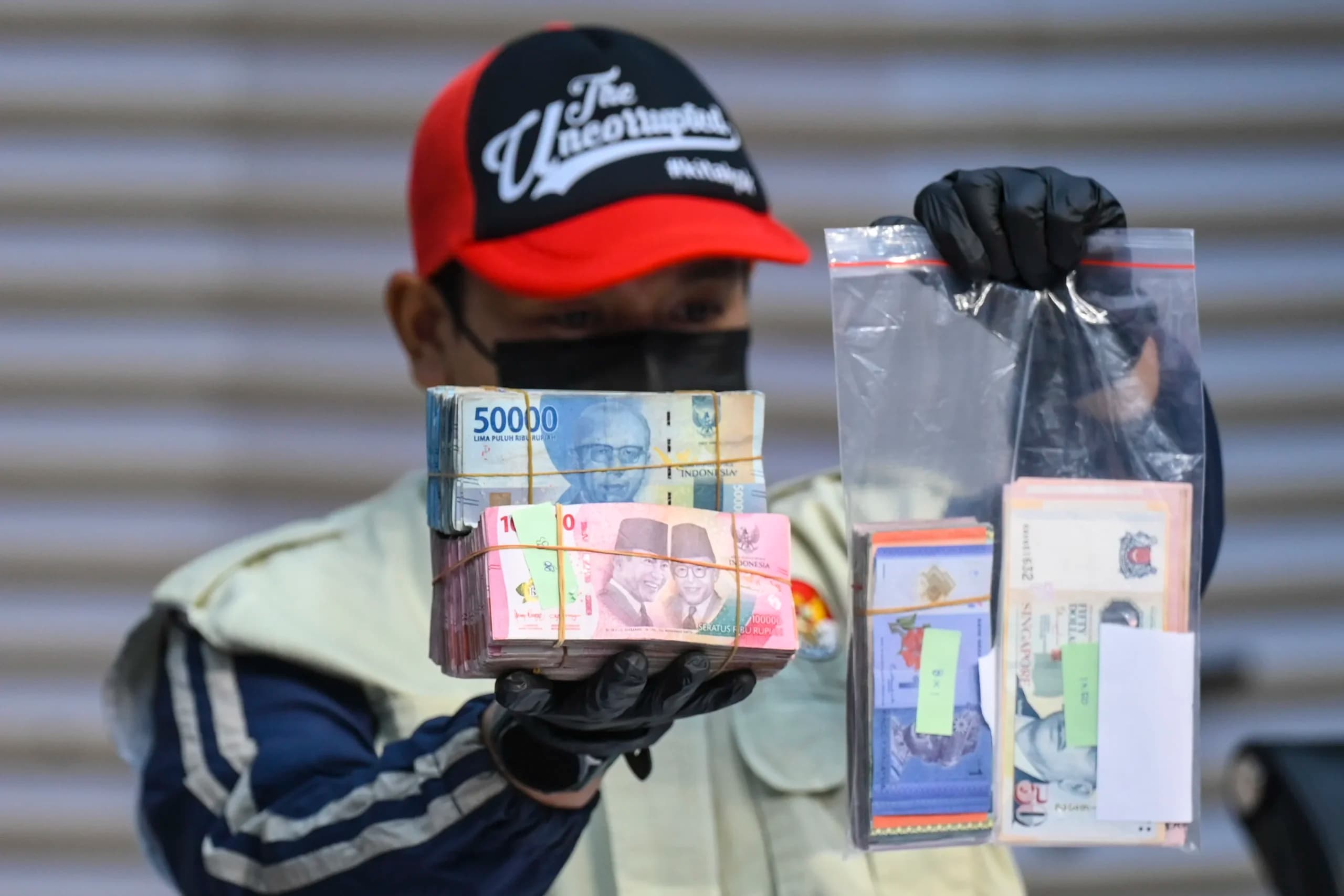 Petugas KPK menunjukkan barang bukti uang tunai saat konferensi pers operasi tangkap tangan Bupati Langkat Syah Afandin di Gedung Merah Putih KPK, Jakarta, Jumat (3/7/2026). Petugas KPK menunjukkan barang bukti uang tunai saat konferensi pers operasi tangkap tangan Bupati Langkat Syah Afandin di Gedung Merah Putih KPK, Jakarta, Jumat (3/7/2026).