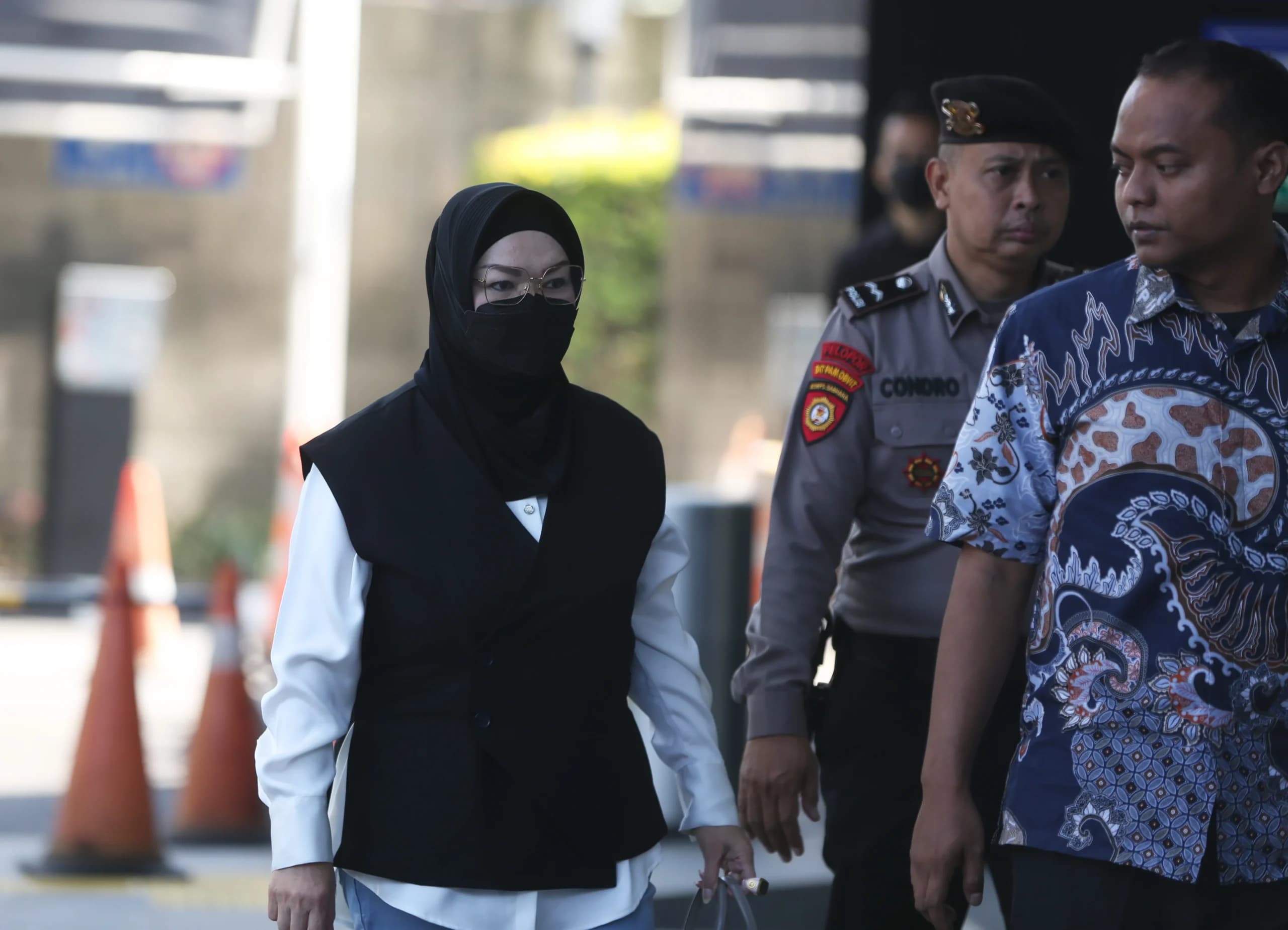 Bupati Sukoharjo Etik Suryani (kiri) dikawal petugas saat tiba untuk menjalani pemeriksaan di Gedung Merah Putih KPK, Jakarta, Jumat (10/7/2026). Bupati Sukoharjo Etik Suryani (kiri) dikawal petugas saat tiba untuk menjalani pemeriksaan di Gedung Merah Putih KPK, Jakarta, Jumat (10/7/2026).