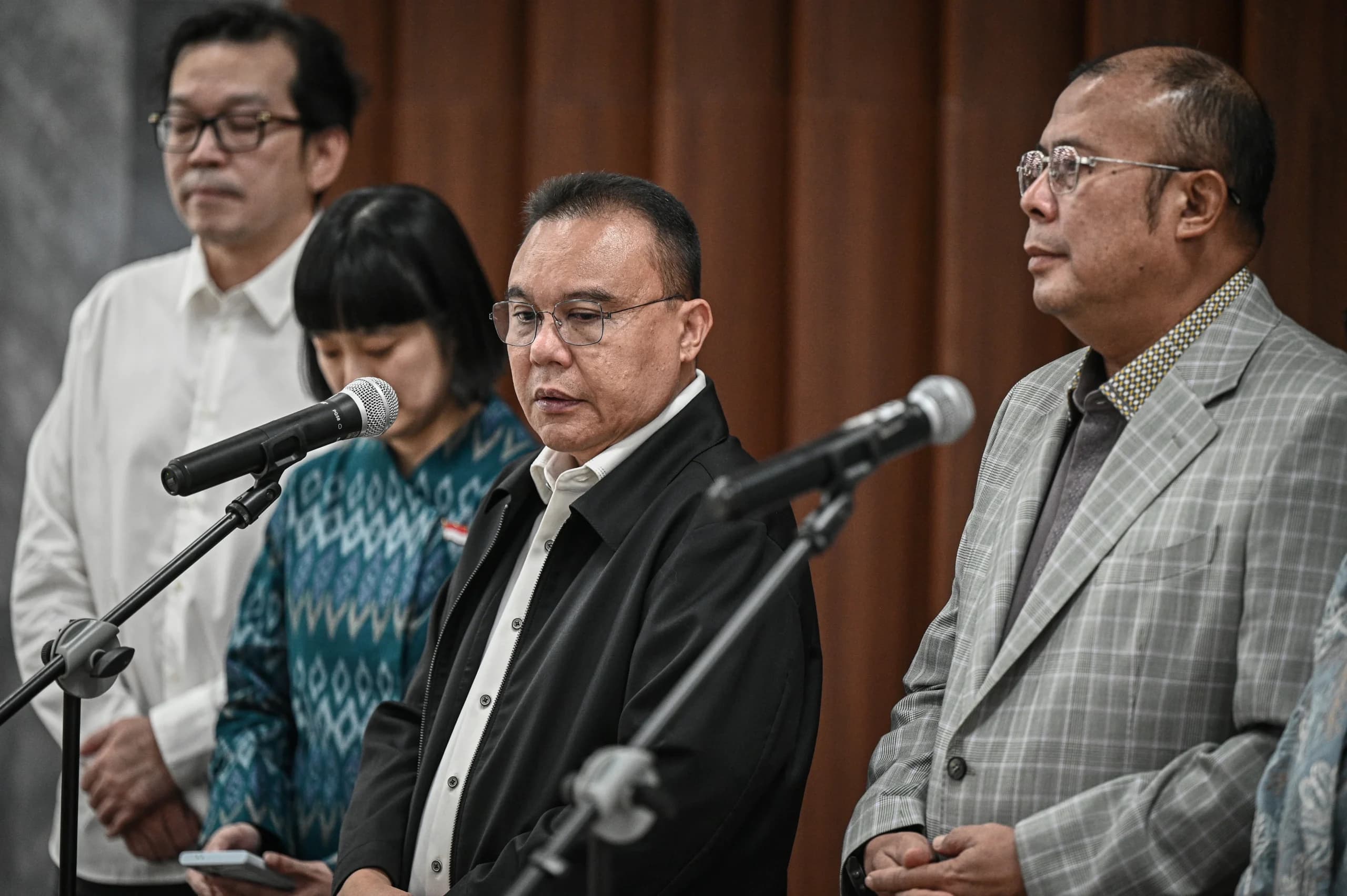 Wakil Ketua DPR Sufmi Dasco (kedua kanan) dan Cucun Ahmad Syamsurijal (kanan) bersama Wakil Direktur Utama GoTo Catherine Hindra Sutjahyo (kedua kiri) dan Komisaris GoTo Santoso Kartono (kiri) menyampaikan keterangan pers terkait potongan komisi untuk layanan ojek online (ojol) di Kompleks Parlemen, Senayan, Jakarta, Selasa (23/6/2026). Wakil Ketua DPR Sufmi Dasco (kedua kanan) dan Cucun Ahmad Syamsurijal (kanan) bersama Wakil Direktur Utama GoTo Catherine Hindra Sutjahyo (kedua kiri) dan Komisaris GoTo Santoso Kartono (kiri) menyampaikan keterangan pers terkait potongan komisi untuk layanan ojek online (ojol) di Kompleks Parlemen, Senayan, Jakarta, Selasa (23/6/2026).