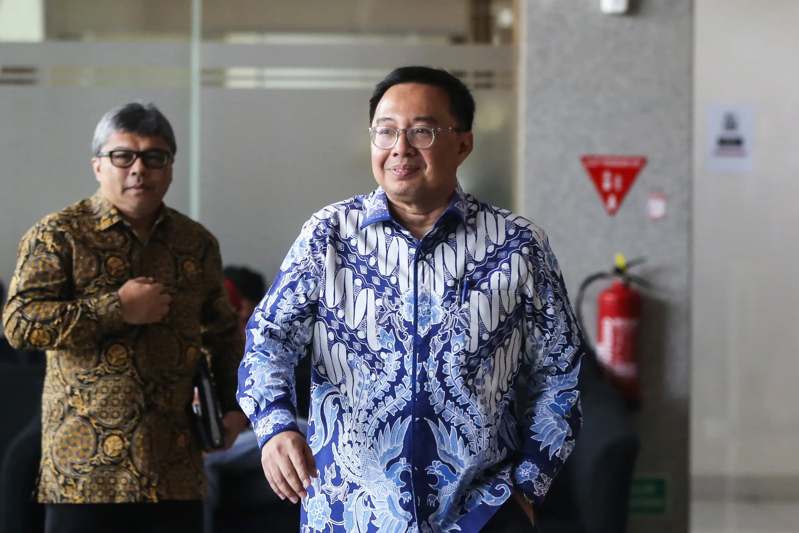 Anggota V Badan Pemeriksa Keuangan (BPK) RI Bobby Adhityo Rizaldi (kanan) berjalan menuju ruang pemeriksaan di Gedung Merah Putih KPK, Jakarta, Kamis (16/7/2026). Anggota V Badan Pemeriksa Keuangan (BPK) RI Bobby Adhityo Rizaldi (kanan) berjalan menuju ruang pemeriksaan di Gedung Merah Putih KPK, Jakarta, Kamis (16/7/2026).