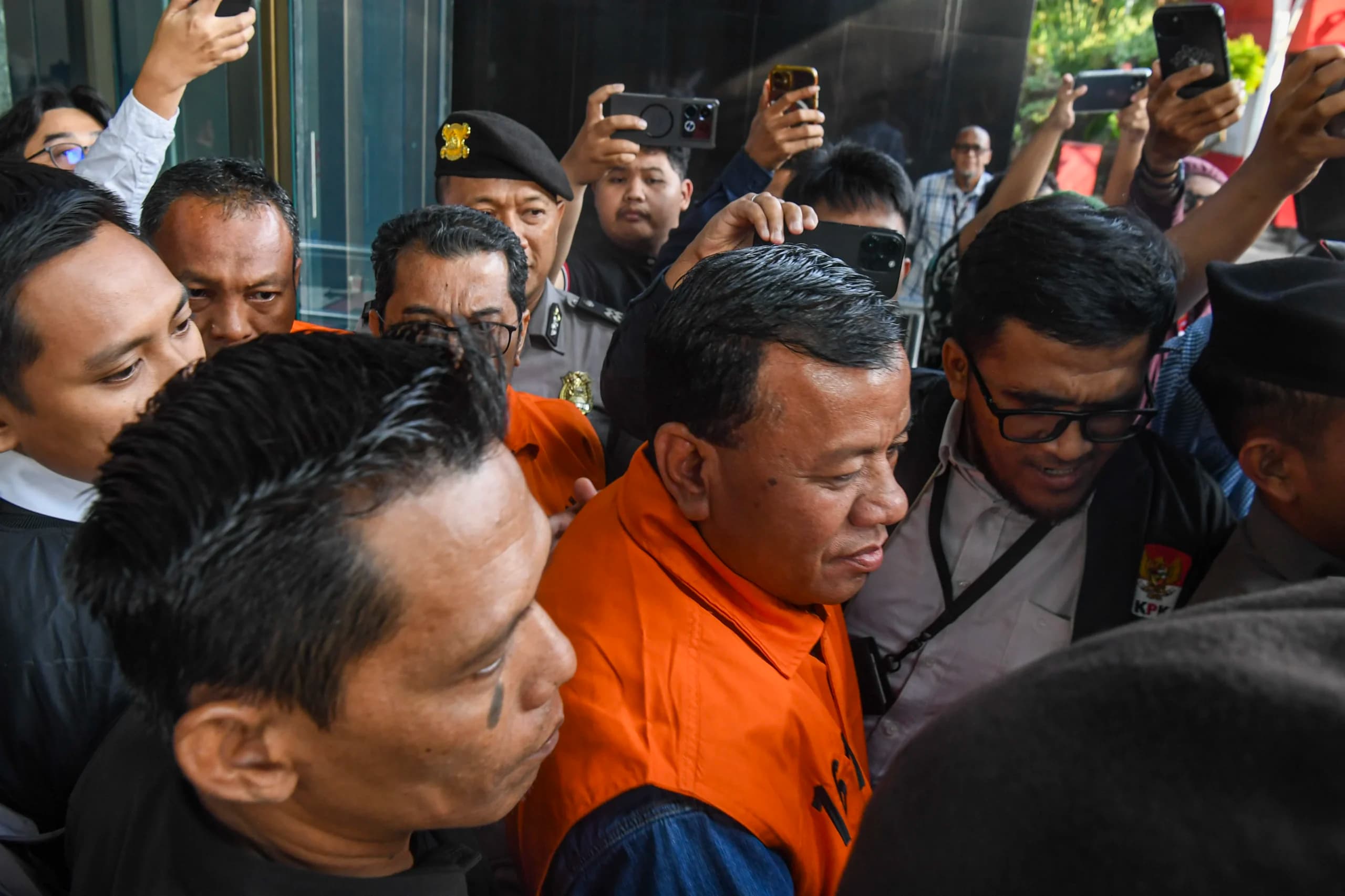 Bupati Kuantan Singingi Suhardiman Amby (tengah) berjalan usai menjalani pemeriksaan di Gedung Merah Putih KPK, Jakarta, Rabu (1/7/2026). Suhardiman Amby ditetapkan sebagai tersangka bersama Sekda Kuantan Singingi Zulkarnain terkait kasus dugaan suap jual beli jabatan sekretaris daerah, dengan barang bukti satu unit mobil yang diduga digunakan sebagai instrumen suap. (ANTARA FOTO/Muhammad Adimaja) Bupati Kuantan Singingi Suhardiman Amby (tengah) berjalan usai menjalani pemeriksaan di Gedung Merah Putih KPK, Jakarta, Rabu (1/7/2026). Suhardiman Amby ditetapkan sebagai tersangka bersama Sekda Kuantan Singingi Zulkarnain terkait kasus dugaan suap jual beli jabatan sekretaris daerah, dengan barang bukti satu unit mobil yang diduga digunakan sebagai instrumen suap. (ANTARA FOTO/Muhammad Adimaja)
