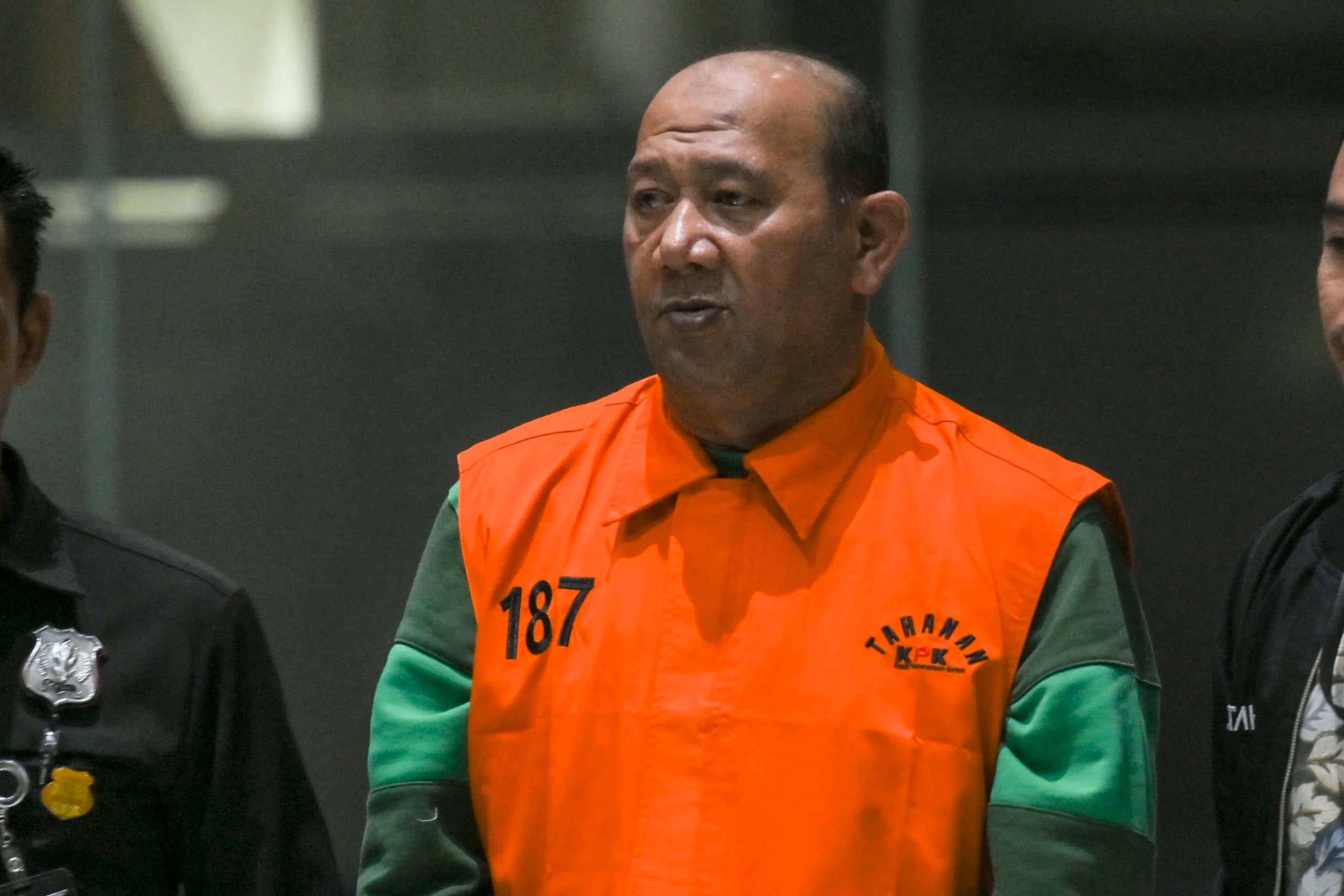 Bupati Langkat Syah Afandin mengenakan rompi tahanan usai menjalani pemeriksaan di Gedung Merah Putih KPK, Jakarta, Sabtu (4/7/2026). (Sumber: Antara Foto/Hafidz Mubarak A/kye) Bupati Langkat Syah Afandin mengenakan rompi tahanan usai menjalani pemeriksaan di Gedung Merah Putih KPK, Jakarta, Sabtu (4/7/2026). (Sumber: Antara Foto/Hafidz Mubarak A/kye)
