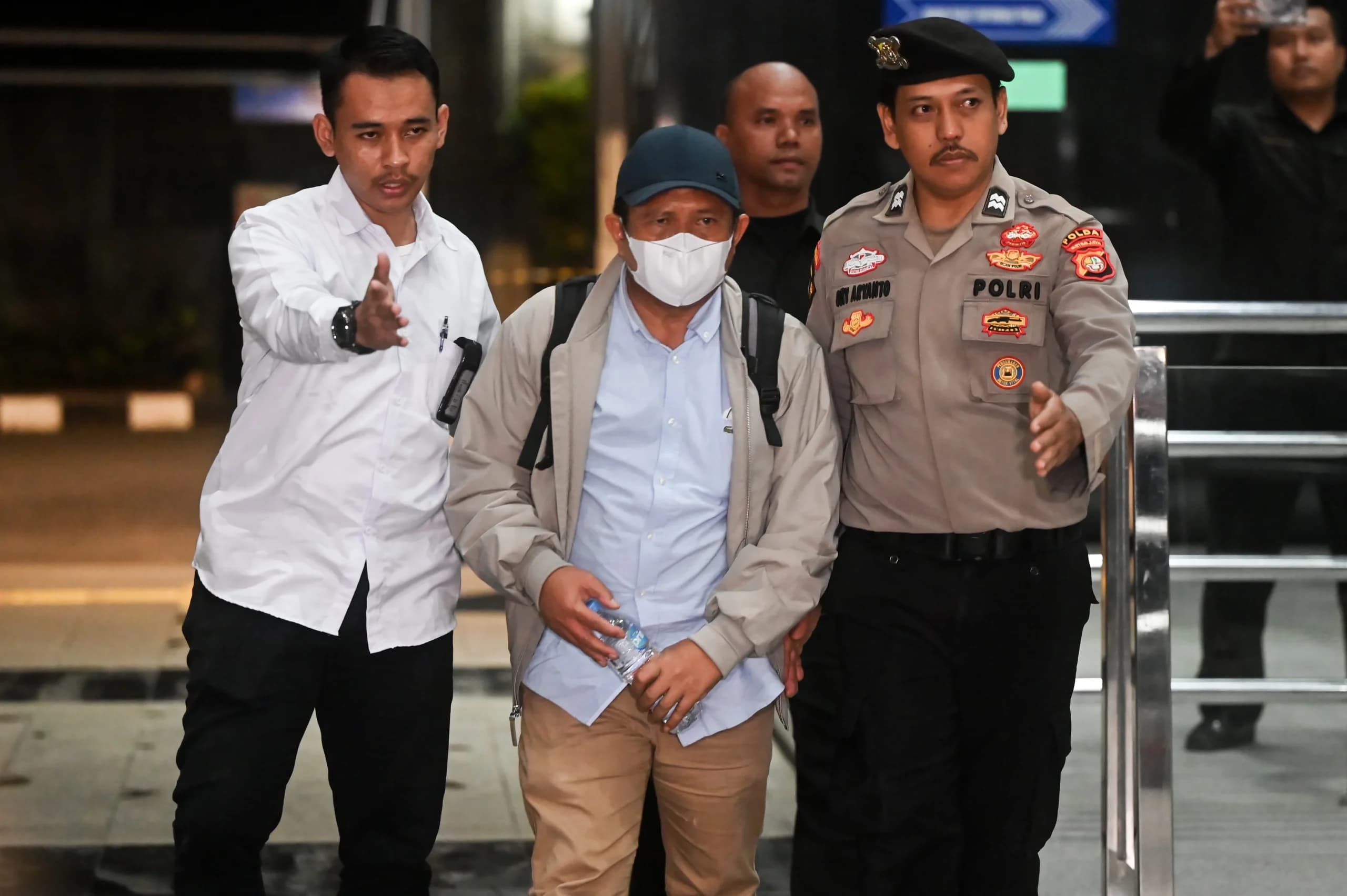 Petugas menggiring Bupati Lombok Barat Lalu Ahmad Zaini (tengah) untuk menjalani pemeriksaan di Gedung KPK, Jakarta, Senin (20/7/2026). Petugas menggiring Bupati Lombok Barat Lalu Ahmad Zaini (tengah) untuk menjalani pemeriksaan di Gedung KPK, Jakarta, Senin (20/7/2026).