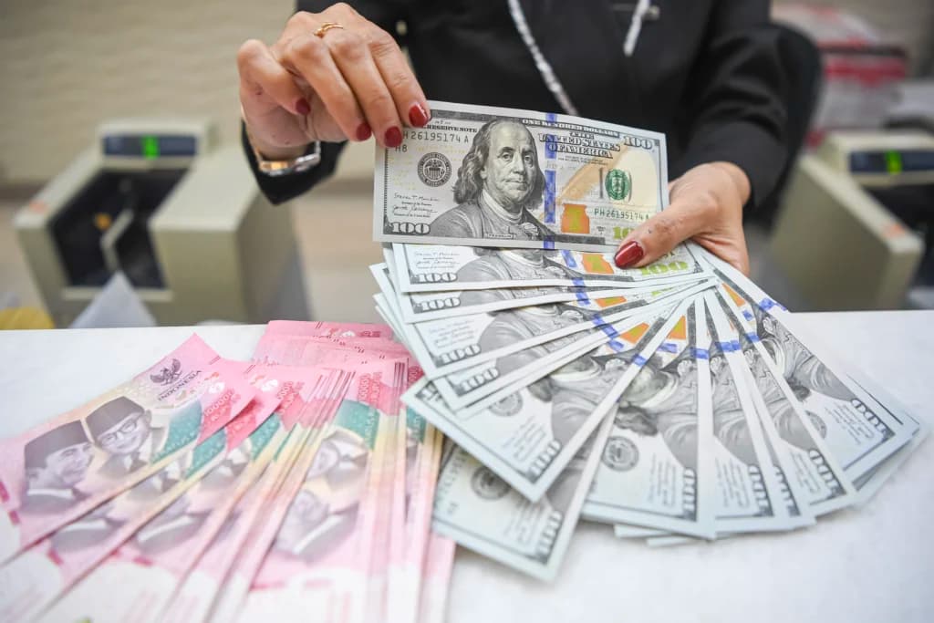 Nilai tukar rupiah berada di level Rp18.109 per dolar AS pada perdagangan Senin (13/7) sore, rupiah melemah 44 poin atau 0,24 persen dibandingkan dari penutupan sebelumnya di level Rp 18.065 per dolar AS imbas ketegangan geopolitik AS-Iran yang meningkat di Timur Tengah. (Sumber: Antara Foto/M Risyal Hidayat/foc) Nilai tukar rupiah berada di level Rp18.109 per dolar AS pada perdagangan Senin (13/7) sore, rupiah melemah 44 poin atau 0,24 persen dibandingkan dari penutupan sebelumnya di level Rp 18.065 per dolar AS imbas ketegangan geopolitik AS-Iran yang meningkat di Timur Tengah. (Sumber: Antara Foto/M Risyal Hidayat/foc)
